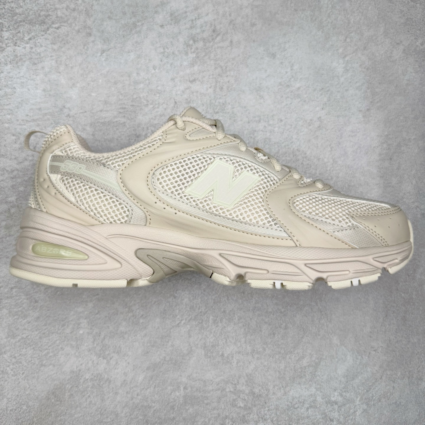 ＃G版纯原 New Balance MR530AA1 NB新百伦复古透气跑步鞋 全套原楦原纸板原厂数据开发 同步原鞋一次Model大底 全鞋电脑针车加持 原厂网布TPU高频工艺 正确中底拉帮 高密度丽新布中底 抛弃过往以皮革为主的人气轮廓 以极具复古风范的跑鞋外观呈现 设计上全鞋以简约清爽的纯白色作基底 鞋身覆盖大面积织物网眼材质 并于鞋头、鞋带孔眼片等细节处点缀对比鲜明的反光银镀层凸显 鞋舌、侧身等位置则辅以一贯的「N」字标志和品牌徽标彰显身份 最后通过搭载的 ABZORB 缓震中底完善整体造型 尺码：36 37 37.5 38 38.5 39.5 40 40.5 41.5 42 42.5 43 44 44.5 45 45.5 46.5 47-选品中心