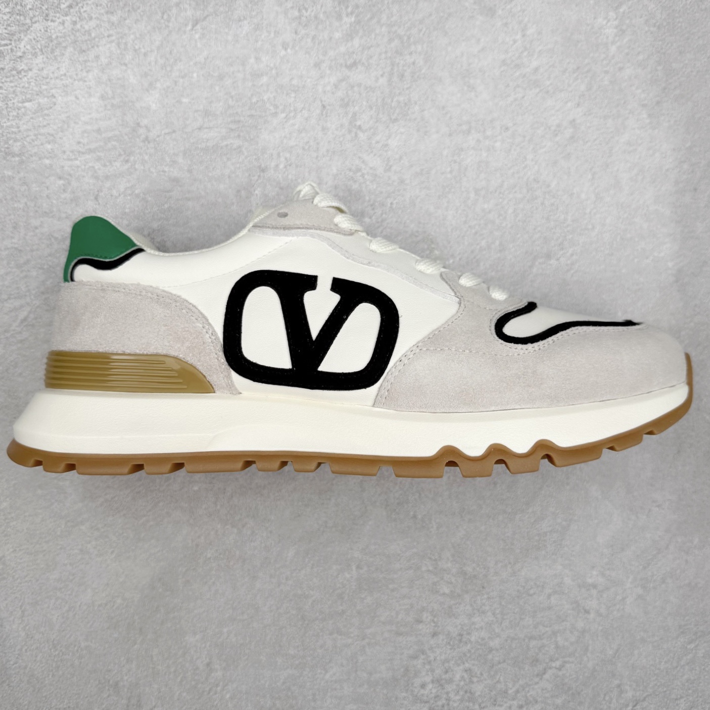 Valentino华伦天奴男鞋 舒适系带跑鞋低帮生活运动休闲鞋 #明星同款 软羊皮低帮运动板鞋 经典百搭款绗缝格纹打造瞩目朋克风格 考究皮质构塑和简洁轮廓 流畅的线条奠定酷感基调 装饰质感橡胶效果 背面与鞋舌装饰 穿出了不一样的随性和时髦 阿那亚大秀可谓是刷爆了时尚圈 鞋面全油边 面料：定制牛皮+独家开模橡胶发泡大底 轻便防滑耐磨 脚感舒适 款式耐看做工精细 全套包装 尺码：39 40 41 42 43 44（皮鞋码）-选品中心