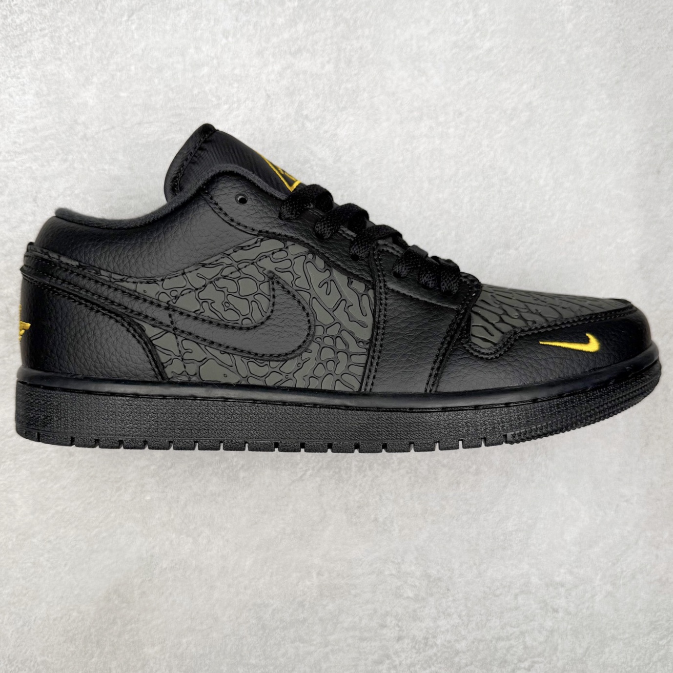 ＃K版 Air Jordan AJ1 Low 低帮 IM6568-010 全新流水线出品 DT版本唯一平替选择 市场第二梯队最强版 全部原鞋开发 原楦原纸板开发 全鞋电脑针车 原厂内置全掌气垫 原盒内在原标 唯一Zp原版鞋带绑法 免检产品 全新2022版型 全头层皮料 完美零毛边处理 原厂配置全掌气垫 价格定位良心 几十个配色陆续出货 实拍调校N版已经零色差零失真 百分百还原实物色彩所见即所得 不存在货不对板色差等低级问题 选购参考实物拍摄 不混卖不参货 只用心做好货严格选品 承诺混一赔十 尺码：36 36.5 37.5 38 38.5 39 40 40.5 41 42 42.5 43 44 44.5 45-选品中心