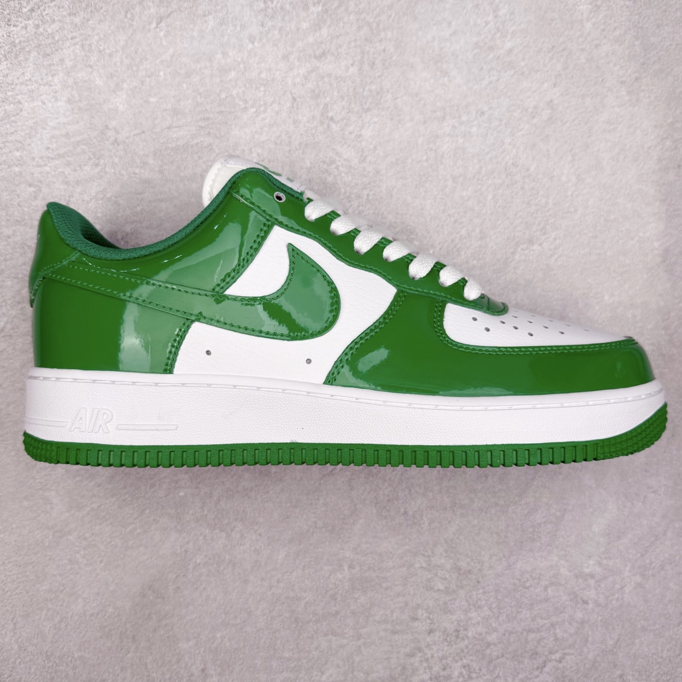 NK Air Force 1´07 Low 空军一号低帮百搭休闲运动板鞋 FJ4801-300 柔软、弹性十足的缓震性能和出色的中底设计 横跨复古与现代的外型结合 造就出风靡全球 三十多年的Force 1 直到今天还深受青睐 实拍调校N版已经零色差零失真 百分百还原实物色彩所见即所得 不存在货不对板色差等低级问题 选购参考实物拍摄 不混卖不参货 只用心做好货严格选品 承诺混一赔十 尺码：36 36.5 37.5 38 38.5 39 40 40.5 41 42 42.5 43 44 44.5 45-选品中心