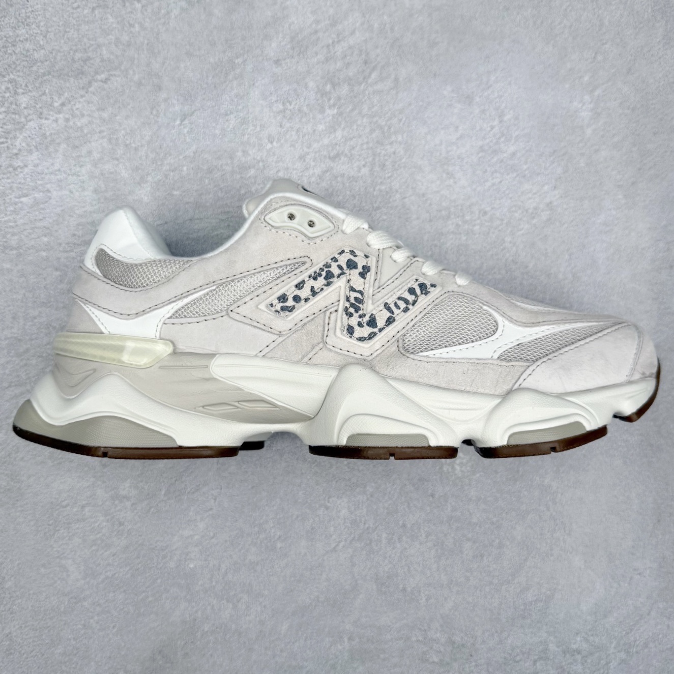 New Balance NB9060 复古运动鞋 新百伦又带来了新鞋型 并且是与芝加哥街头品牌 Joe Freshgoods 的联名款 鞋身主体采用了类似 990 系列的设计风格 与传统复古慢跑鞋区别不大 最大的变化就是鞋底部分 在传统设计的中底外层 增加了多个分区的模块 圆润的线条设计与我们熟悉的 New Balance 风格截然不同 但与同样充满弧形线条的鞋面搭配 看起来毫无违和感 尺码：36-45-选品中心