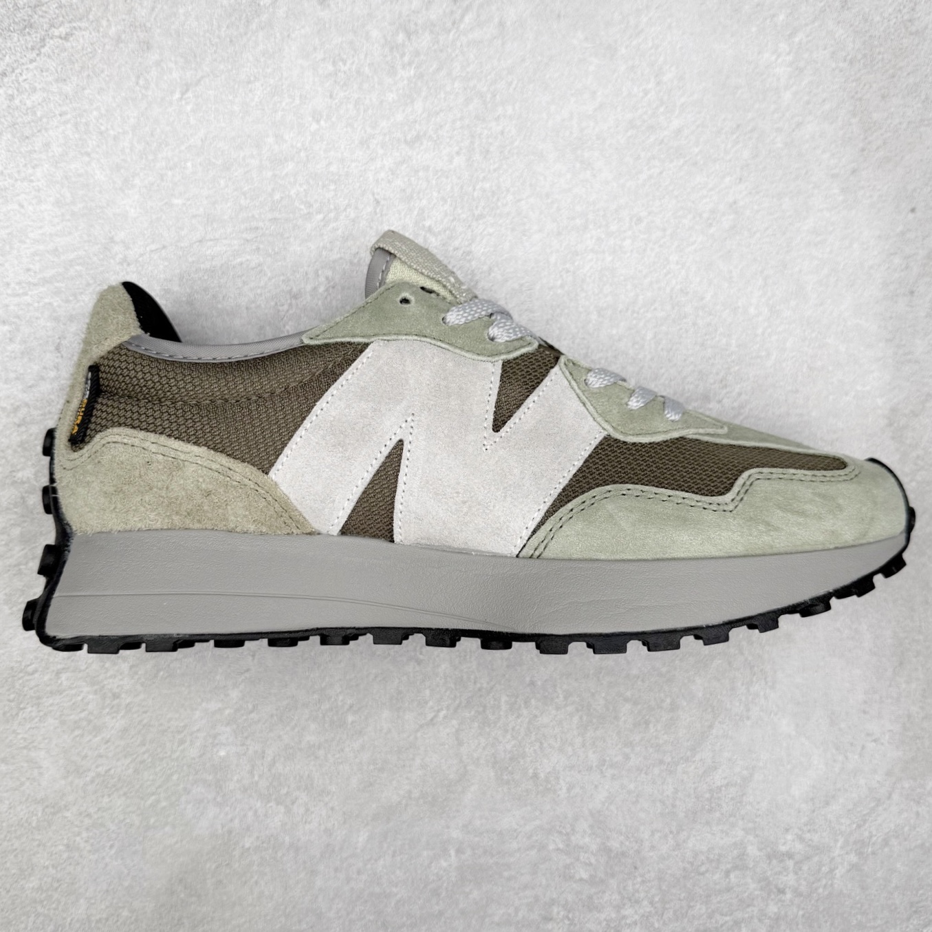 New Balance MS327 NB新百伦系列复古休闲运动慢跑鞋 #以更纯粹的复古风格设计打造的全新造型 侧身还以解构设计 将 N 字标志以做旧压花样式呈现 样式别具新意 而麂皮、冲孔皮革的塑造 则呈现出高级怀旧气质 也让鞋款在奢华时装风格与运动氛围之间达到了平衡 鞋身采用尼龙及猪巴革麂皮物料拼接构成 中底高弹PU材质及满丁防滑橡胶外底 尺码：36 37 37.5 38 38.5 39.5 40 40.5 41.5 42 42.5 43 44 45-选品中心