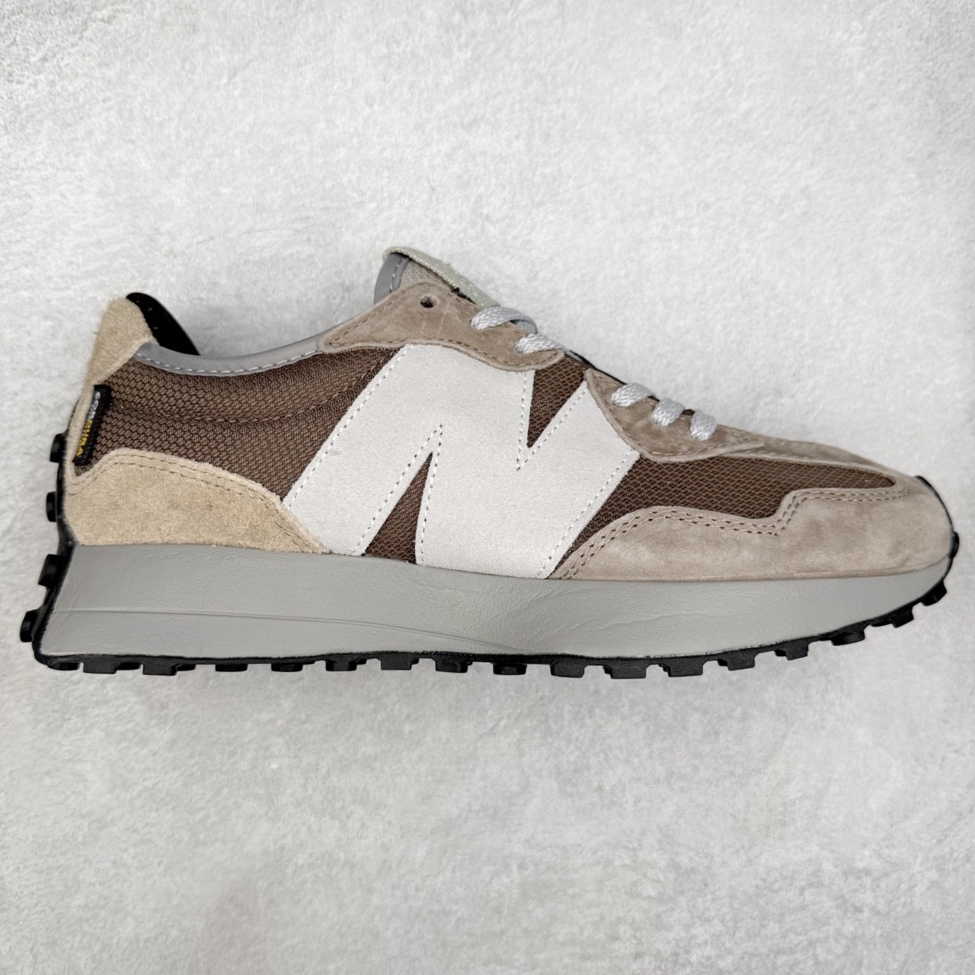 New Balance MS327 NB新百伦系列复古休闲运动慢跑鞋 #以更纯粹的复古风格设计打造的全新造型 侧身还以解构设计 将 N 字标志以做旧压花样式呈现 样式别具新意 而麂皮、冲孔皮革的塑造 则呈现出高级怀旧气质 也让鞋款在奢华时装风格与运动氛围之间达到了平衡 鞋身采用尼龙及猪巴革麂皮物料拼接构成 中底高弹PU材质及满丁防滑橡胶外底 尺码：36 37 37.5 38 38.5 39.5 40 40.5 41.5 42 42.5 43 44 45-选品中心