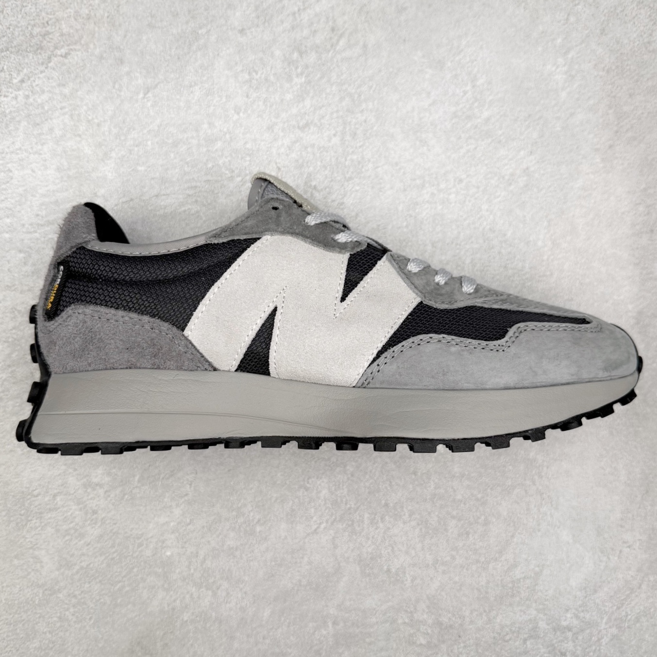 New Balance MS327 NB新百伦系列复古休闲运动慢跑鞋 #以更纯粹的复古风格设计打造的全新造型 侧身还以解构设计 将 N 字标志以做旧压花样式呈现 样式别具新意 而麂皮、冲孔皮革的塑造 则呈现出高级怀旧气质 也让鞋款在奢华时装风格与运动氛围之间达到了平衡 鞋身采用尼龙及猪巴革麂皮物料拼接构成 中底高弹PU材质及满丁防滑橡胶外底 尺码：36 37 37.5 38 38.5 39.5 40 40.5 41.5 42 42.5 43 44 45-选品中心