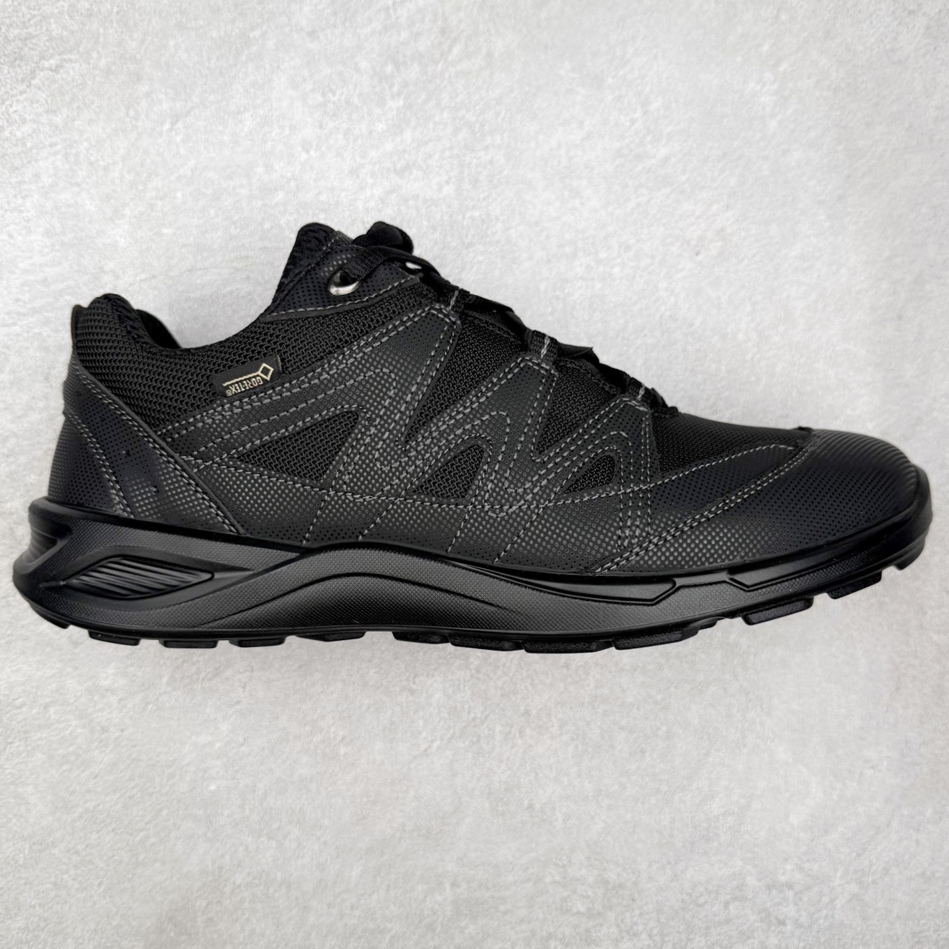 ECCO Terracruise Light Gtx 爱步陆地巡洋系列低帮徒步户外露营百搭休闲运动鞋“网布全黑”825784 51707 ECCO以三大核心特征为依托：北欧设计风格、鞋履制作、积极的生活方式。北欧设计风格：北欧设计特点是独特、有格调、实用和简约，并且品质优良。鞋履制作：ECCO钟爱鞋履制作以及一切与鞋履制作相关的事物。积极的生活方式：ECCO的创始人希望制作出的鞋履无需磨合，即可完美贴合脚型，帮助人们享受行走的乐趣。ECCO的成功源自其产品质量和创新的技术水平，恪守“鞋遵循双足”的设计理念，将的舒适度和风格融为一体。ECCO跑遍全世界寻找创新的原料。从制革制鞋一体化的设置，源头上控制皮革质量，确保对人体无害。 尺码：38 39 40 41 42 43 44 （皮鞋码）-选品中心