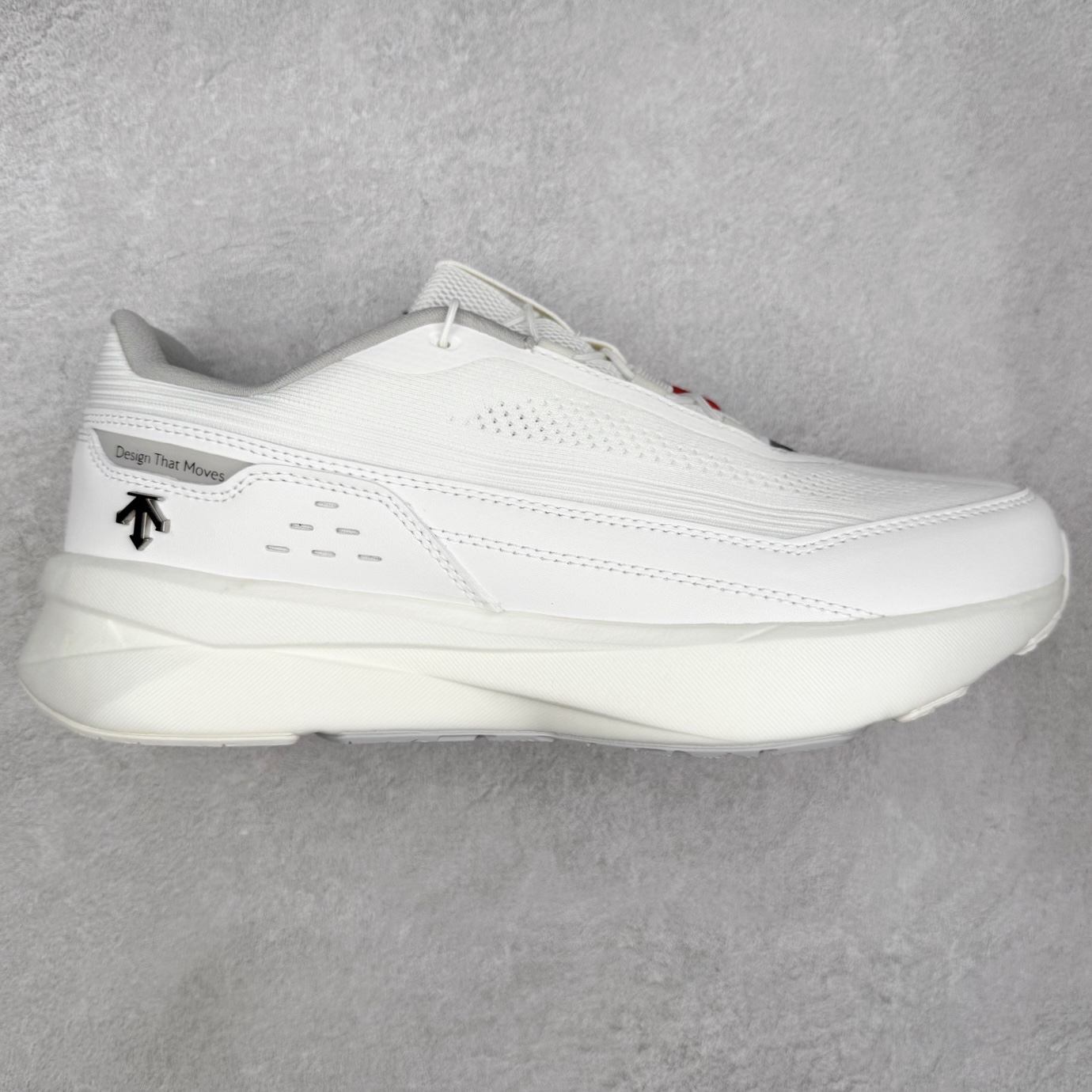 DESCENTE RUNNING 迪桑特系列舒适休闲运动减震透气低帮跑步鞋 DESCENTE（迪桑特）创立于1935年，品牌名取自法语词汇，意为“滑降”。品牌箭头标识代表滑雪的三种技术“高速直线滑行”、“穿越”和“侧滑”，也寓意品牌在打造高端专业运动产品中不断追求完美的创新精神，致力于成为中国高端专业滑雪、综训、女子、铁人三项、高尔夫的第一品牌。实拍调校N版已经零色差零失真 百分百还原实物色彩所见即所得 不存在货不对板色差等低级问题 选购参考实物拍摄 不混卖不参货 只用心做好货严格选品 承诺混一赔十 尺码：36 36.5 37.5 38 38.5 39 40 40.5 41 42 42.5 43 44 44.5 45-选品中心