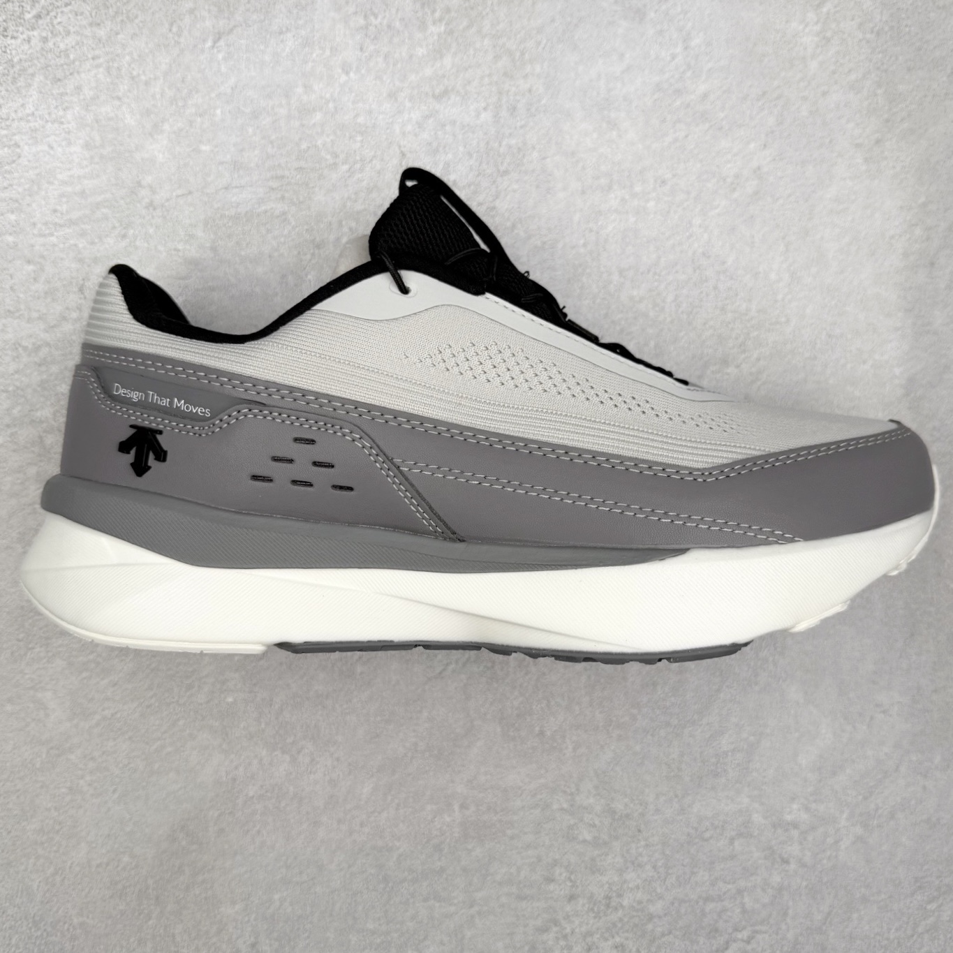 DESCENTE RUNNING 迪桑特系列舒适休闲运动减震透气低帮跑步鞋 DESCENTE（迪桑特）创立于1935年，品牌名取自法语词汇，意为“滑降”。品牌箭头标识代表滑雪的三种技术“高速直线滑行”、“穿越”和“侧滑”，也寓意品牌在打造高端专业运动产品中不断追求完美的创新精神，致力于成为中国高端专业滑雪、综训、女子、铁人三项、高尔夫的第一品牌。实拍调校N版已经零色差零失真 百分百还原实物色彩所见即所得 不存在货不对板色差等低级问题 选购参考实物拍摄 不混卖不参货 只用心做好货严格选品 承诺混一赔十 尺码：36 36.5 37.5 38 38.5 39 40 40.5 41 42 42.5 43 44 44.5 45-选品中心