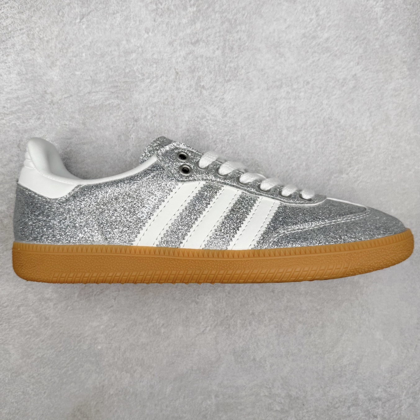 AD Original Samba OG 复古经典轻便板鞋 KI6264 口碑大厂出品 品控大底版型不断改良更新 全套原纸板楦头开发 确保原汁原味 完美呈现桑巴版型 一比一鞋头弧度高度鞋身弧度 此版本只针对中端市场 皮料材质有所更替 其他数据细节工艺流程均保持一致 绝不口嗨 细节品控鞋型随意对比 正确烫金高频细节 原装纳米超迁皮料 独家私模橡胶大底 原盒原配 这款桑巴鞋展示了高质量的工艺 带有装饰的超锁缝制和无缝的手感 柔软、柔软的皮革造型和标志性的3条纹完成了精致的外观 正规合身鞋带 鞋面上有绒面鞋垫 橡胶鞋底 享受正畸套筒软感 自50年代首次亮相以来就一直在赢得粉丝的青睐 尺码：35.5 36 36.5 37.5 38 38.5 39 40 40.5 41 42 42.5 43 44 44.5 45-选品中心