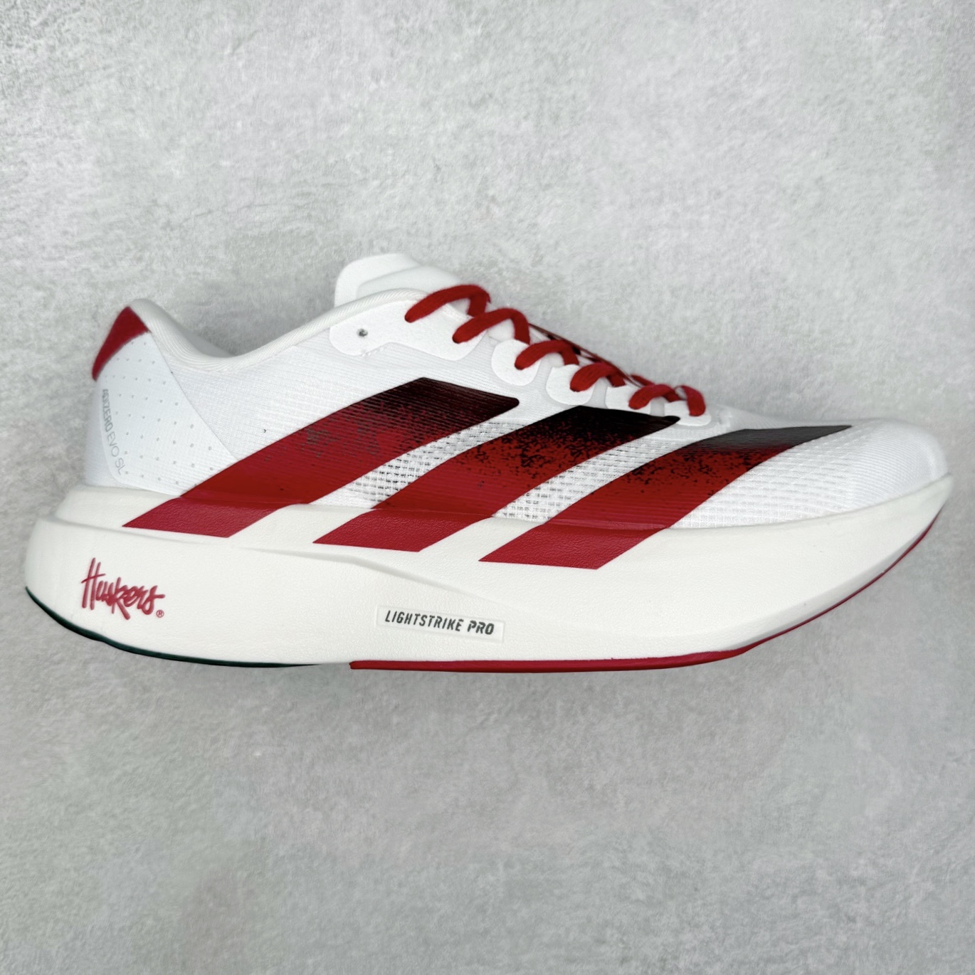 AD Adizero EVO SL 马拉松竞速专业跑鞋 JQ2147 CELERMESH针织网面非常轻薄 纤维间的缝隙很大 可以保证跑步时的透气、排汗效果 鞋舌直接与两侧的内衬和鞋底连接在一起 在跑步过程中不会被鞋舌的左右移动所困扰 在标准鞋带孔的基础上再拓宽一组鞋带孔 适合不同脚型的需求 突破性 EnergyRods 技术，有助于跑者实现更好的成绩 中底独特的LIGHTSTRIKE PRO泡棉材质 微弹感觉在跑步过程中给予了良好的支撑体验 对于顶级精英和高水平进阶跑者来说 ADIOS PRO是一双值得信赖的竞速比赛用鞋 尺码：36 36.5 37.5 38 38.5 39 40 40.5 41 42 42.5 43 44 44.5 45-选品中心