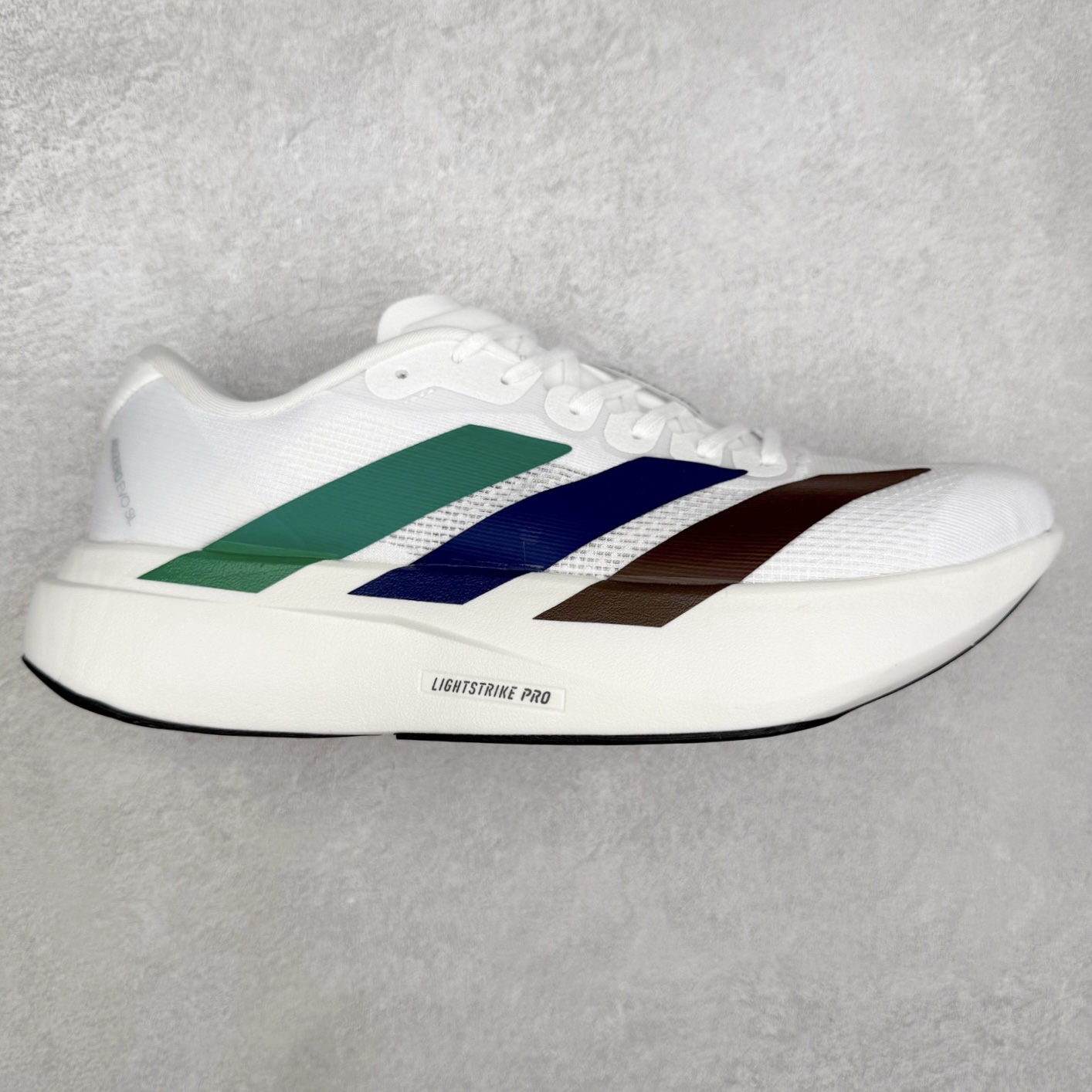 AD Adizero EVO SL 马拉松竞速专业跑鞋 KI3393 CELERMESH针织网面非常轻薄 纤维间的缝隙很大 可以保证跑步时的透气、排汗效果 鞋舌直接与两侧的内衬和鞋底连接在一起 在跑步过程中不会被鞋舌的左右移动所困扰 在标准鞋带孔的基础上再拓宽一组鞋带孔 适合不同脚型的需求 突破性 EnergyRods 技术，有助于跑者实现更好的成绩 中底独特的LIGHTSTRIKE PRO泡棉材质 微弹感觉在跑步过程中给予了良好的支撑体验 对于顶级精英和高水平进阶跑者来说 ADIOS PRO是一双值得信赖的竞速比赛用鞋 尺码：36 36.5 37.5 38 38.5 39 40 40.5 41 42 42.5 43 44 44.5 45-选品中心