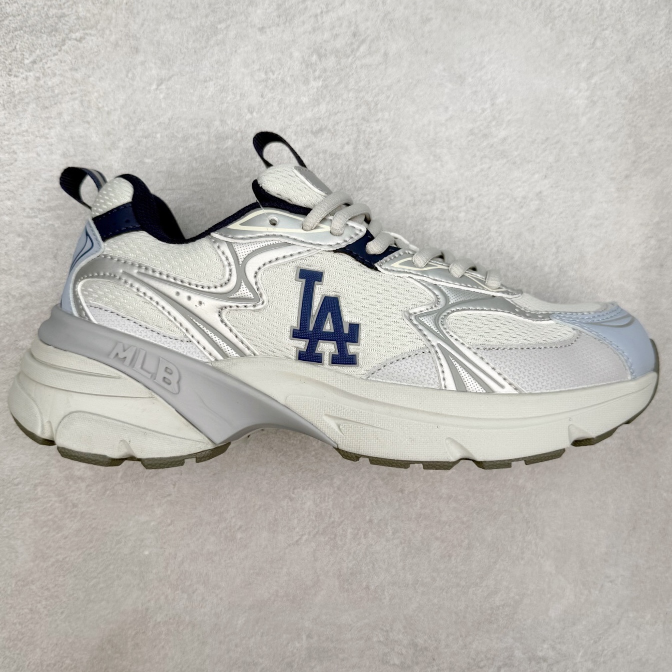 MLB New York Yankees Curve Runner 舒适百搭流浪鞋防滑耐磨低帮跑步鞋 Korea韩国联名NY美国榄球纽约洋基队限定 目前可过轻松秒过各类鉴定 能操作的私聊 韩国代购专供 左脚内置NFC感应 区别市面贴纸假芯片 MLB专用菱形双针中底布 重点细节中底布带注胶孔 原厂NFC感应吊牌 支持鉴定 一个两位数 原盒原标 全套原楦原纸板原厂数据开发 中韩文保养标贴 绿色防霉片 平台代购专供 独家一比一RB+MD组合大底 高频后跟小人Logo精准对位立体饱满 正确网布加超迁鞋面 转印中底走线紧密 转印Logo工艺表层防刮不掉色 尺码：35 36 36.5 37.5 38 38.5 39 40 40.5 41 42 42.5 43 44 44.5 45-选品中心