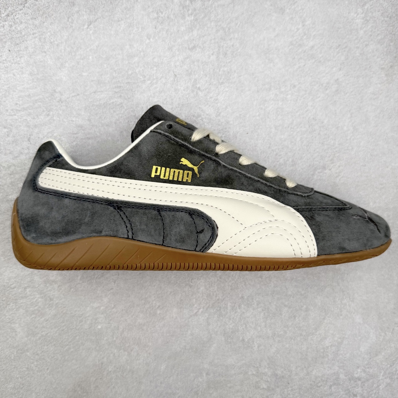 ＃特价福利 PUMA Speedca OG 彪马极速赛车系列低帮德训风拼接复古百搭休闲运动赛车鞋 鞋款从80、90年代赛车手所穿的防火赛车鞋为原型，鞋身线条模仿了赛车的流线廓形，体现了空气动力学原理的结构。简约流畅的外观，恰好又和贯穿其中的Formstrip Logo融合恰到好处，视觉上细节丰富且协调。本次Speedcat OG鞋款归来，最大看点自然式保留了窄版鞋型以及薄底构造。这两年各品牌鞋底越做越厚，Speedcat反其道而行之，上脚几乎无鞋底的效果带来耳目一新的视觉体验。鞋面依旧是以质感细腻的麂皮材质打造，并且大面积近乎全包裹的使用，复古味道也愈发浓烈。配色上更是将最原始的黑色和红色带回，向F1赛车队的标志性队服致敬。相信让各位一眼种草的更多是出挑的大红色，上脚即可瞬间点亮整体造型，在以球鞋为核心的OOTD中脱颖而出。而另一款黑色则是低调的万金油，彰显新潮个性的同时又不喧宾夺主，也是热爱简约系穿搭朋友的首选。 尺码：35.5 36 37 37.5 38 38.5 39 40 40.5 41 42 42.5 43 44 44.5 45-选品中心