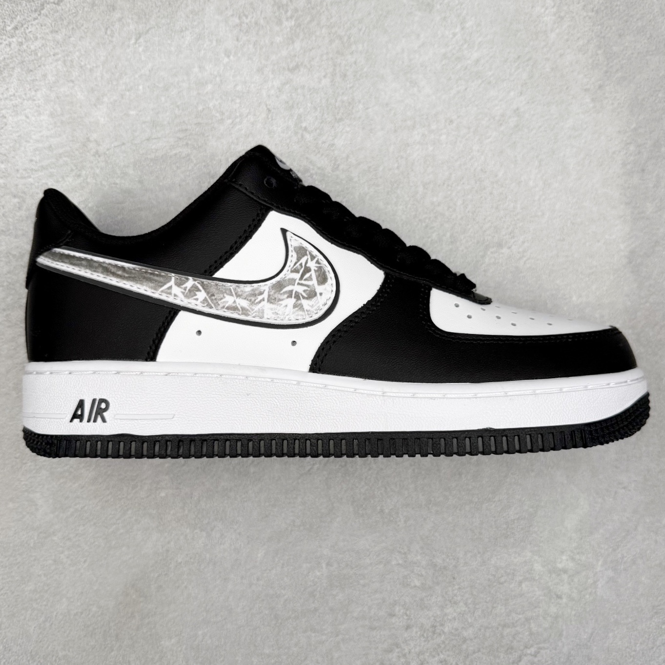 NK Air Force 1´07 Low 空军一号低帮百搭休闲运动板鞋 ZH0316-118 柔软、弹性十足的缓震性能和出色的中底设计 横跨复古与现代的外型结合 造就出风靡全球 三十多年的Force 1 直到今天还深受青睐 实拍调校N版已经零色差零失真 百分百还原实物色彩所见即所得 不存在货不对板色差等低级问题 选购参考实物拍摄 不混卖不参货 只用心做好货严格选品 承诺混一赔十 尺码：36 36.5 37.5 38 38.5 39 40 40.5 41 42 42.5 43 44 44.5 45-选品中心