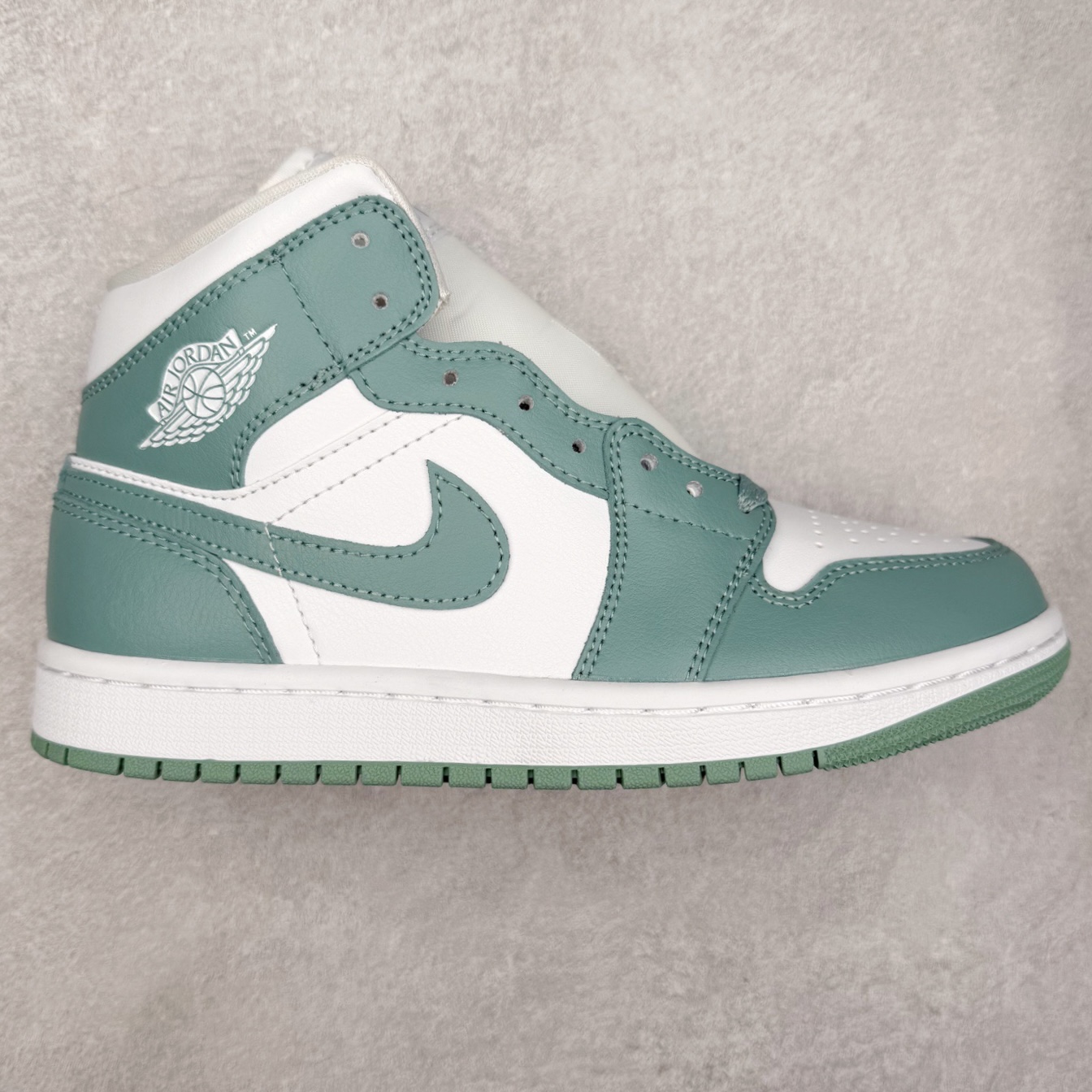 ＃DT纯原 Air Jordan AJ1 Mid 中帮 薄荷绿 BQ6472-138 终端优势供应 市面中低帮最具代表性版本没有之一 口碑大厂出品 品控大底版型不断改良更新 全套原纸板楦头开发 确保原汁原味 完美呈现版型 完美零毛边处理 原厂内置全掌气垫 价格定位良心 平台专用代工流水线出品 一眼公司既视感 拿到手的一瞬间就与众不同 碾压市面所有版本 全部原鞋开发 每一个配色都会采购原鞋确认细节 打破市面看图做货无好货之说 尺码：35.5 36 36.5 37.5 38 38.5 39 40 40.5 41 42 42.5 43 44 44.5 45 46-选品中心