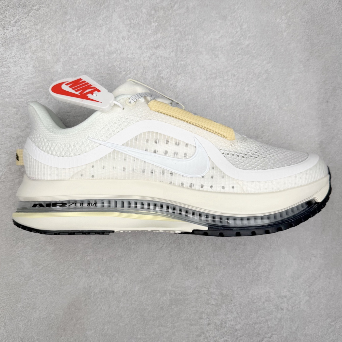 ＃纯原 NK Pegasus Premium 飞马全掌气垫跑步运动鞋 HQ2593-104 气垫的究极进化 NIKE 2025S 新王炸 • 在特有Air科技加持下，耐克带来全新Pegasus Premium。这款跑鞋在传承耐克飞马（Pegasus）系列标志性的缓震功能的同时，将首次搭载耐克的塑型可视化Air Zoom气垫单元。• 塑型Air Zoom气垫单元贴合脚部的自然轮廓，帮助跑者在从后跟到脚趾的过渡中能够有效传递力量，带来一种前所未有的轻盈、顺畅回馈体验。中底采用ZoomX泡绵，后跟则使用ReactX泡绵，为跑者提供稳定流畅的推进感。• 塑型可视化Air Zoom气垫单元和精心配置的泡绵组合，让Pegasus Premium成为耐克飞马系列中颇具能量回馈的鞋款。• 全新Pegasus Premium不仅展示了耐克势头强劲的创新周期，证明了其特有的Air科技的强大实力，更体现了耐克倾听和服务运动员的能力。尺码：36 36.5 37.5 38 38.5 39 40 40.5 41 42 42.5 43 44 44.5 45-选品中心