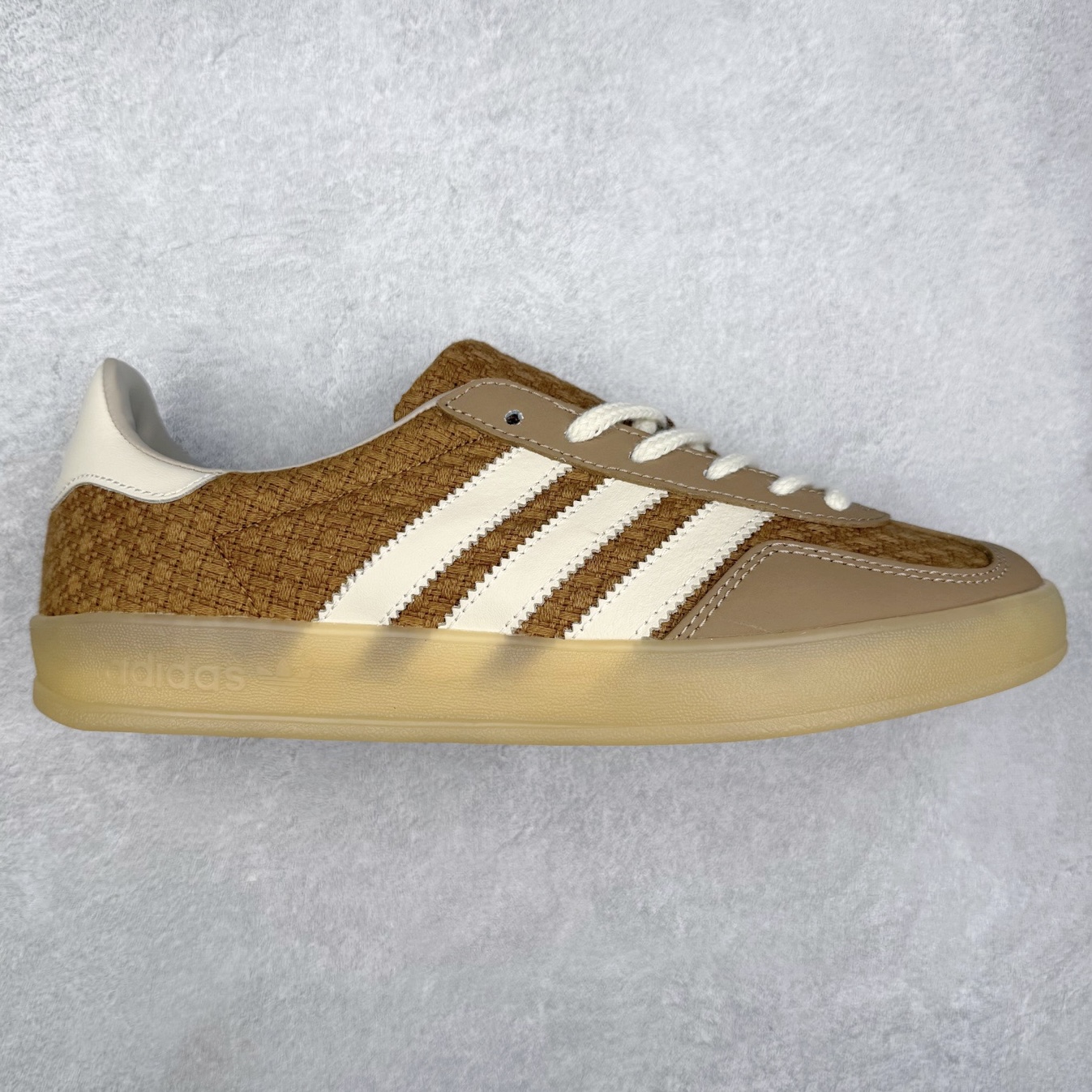 AD Gazelle Indoor Trainers 羚羊内训系列低帮复古百搭休闲运动德训风板鞋 JR8851 90年代经典的复刻版！自60年代以足球训练鞋面世以来,Gazelle就以其经典设计席卷全球。1991年版本的复刻,再造经典Gazelle。采用皮革打造,搭配浊色细节,让这款经典更加简约。尺码：36 36⅔ 37⅓ 38 38⅔ 39⅓ 40 40⅔ 41⅓ 42 42⅔ 43⅓ 44⅓ 44⅔ 45-选品中心
