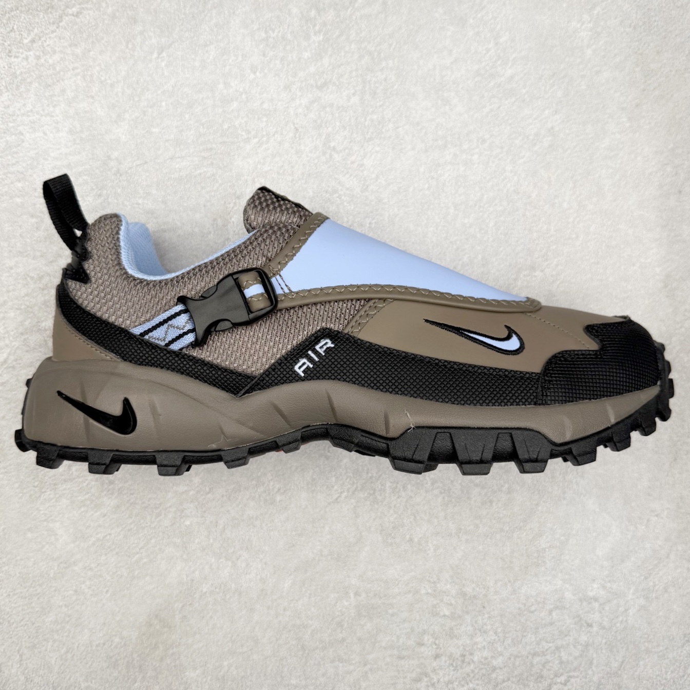 NK ACG Air Phassad 时尚舒适防滑透气低帮户外功能鞋 男女同款 全新来袭 该款沿袭前代高帮版型的设计传统 轻盈鞋面结合灵巧的脚踝包裹设计 为双足打造出一体化的舒适脚感 助力轻松畅行 中底融入柔软的React泡棉与Vaporfiy 科技 让你在岩石小径徒步时也像行走在都市般轻松舒适 粘性橡胶大底铸就了攀岩级别的出众抓地力 助你从容面对各种环境挑战 尺码：36 36.5 37.5 38 38.5 39 40 40.5 41 42 42.5 43 44 44.5 45 46-选品中心