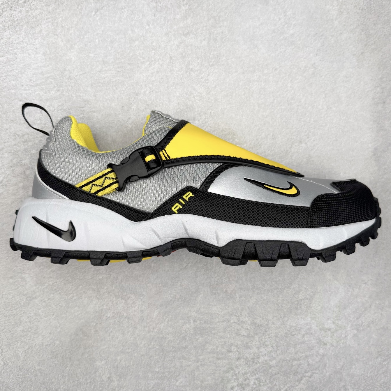 NK ACG Air Phassad 时尚舒适防滑透气低帮户外功能鞋 男女同款 全新来袭 该款沿袭前代高帮版型的设计传统 轻盈鞋面结合灵巧的脚踝包裹设计 为双足打造出一体化的舒适脚感 助力轻松畅行 中底融入柔软的React泡棉与Vaporfiy 科技 让你在岩石小径徒步时也像行走在都市般轻松舒适 粘性橡胶大底铸就了攀岩级别的出众抓地力 助你从容面对各种环境挑战 尺码：36 36.5 37.5 38 38.5 39 40 40.5 41 42 42.5 43 44 44.5 45 46-选品中心