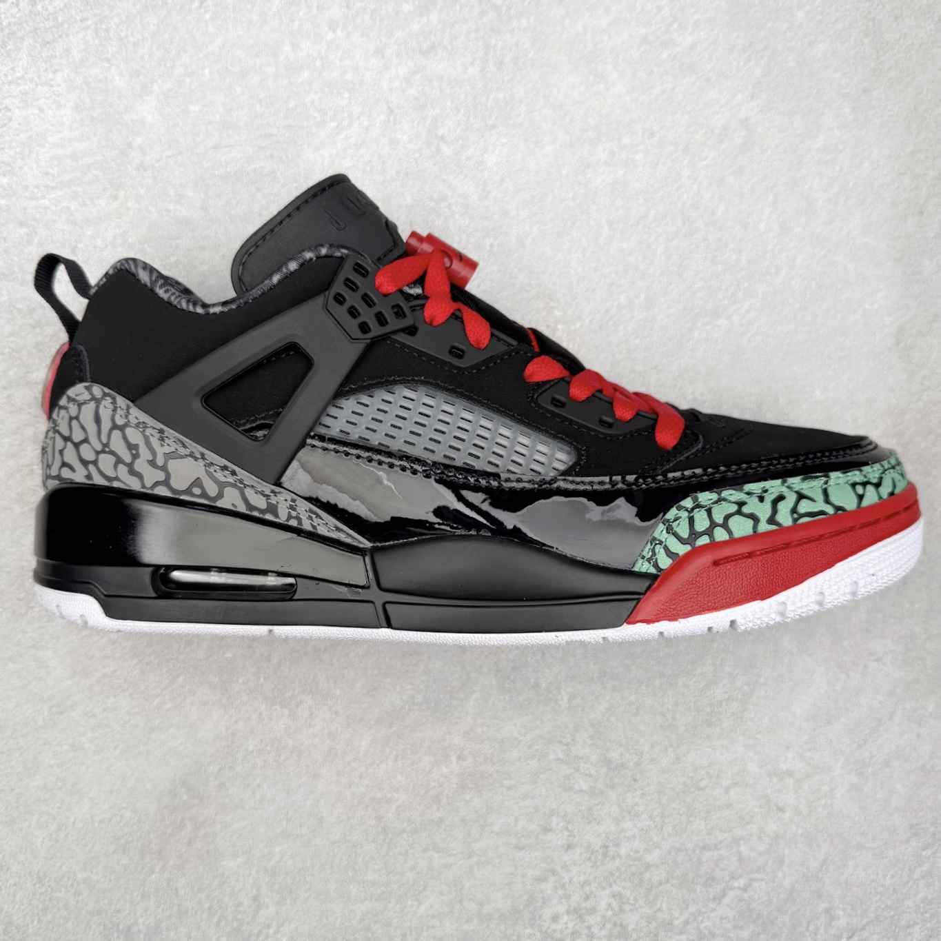 Jordan Spizike Low AJ复古低帮篮球鞋 FQ1759-060 这款鞋子著名导演斯派克李的Jordan Spizike专属 预计于明年夏季推出全新低帮版本 将包括三款配色 经典爆裂纹非常复古 两款配色分别以大学红和黑曜石蓝进行区分 鞋身设计中依旧带有大象爆裂纹、鞋侧束带、塑胶网布等经典元素 之后 在鞋舌、内衬以及鞋底等位置缀以大学红和黑曜石蓝搭配 带来全新造型 尺码：36 36.5 37.5 38 38.5 39 40 40.5 41 42 42.5 43 44 44.5 45 46-选品中心