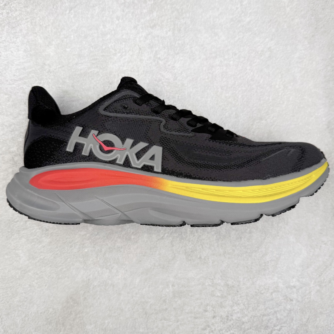 HOKA ONE ONE Clifton 克里夫顿10代专业性能减震公路跑步鞋 轻盈透气的针织网面和纱线的使用让鞋面更挺拔 增强鞋面的强度和支撑性能 搭配柔软的鞋舌 让双脚在舒适包裹中跑的更加畅快 全新泡棉中底 柔软的同时增强回弹性能 为不同跑者提供更平稳流畅的脚感 带来全面的缓冲保护 根据人体工程学设计的延长拉襟 后跟处弹软的海绵填充舒适固定 避免掉跟和摩擦 相比上一代光滑的内衬 Clifton 的内衬增强了摩擦力 避免双脚在鞋内滑动 尺码：36 36.5 37.5 38 38.5 39 40 40.5 41 42 42.5 43 44 44.5 45-选品中心