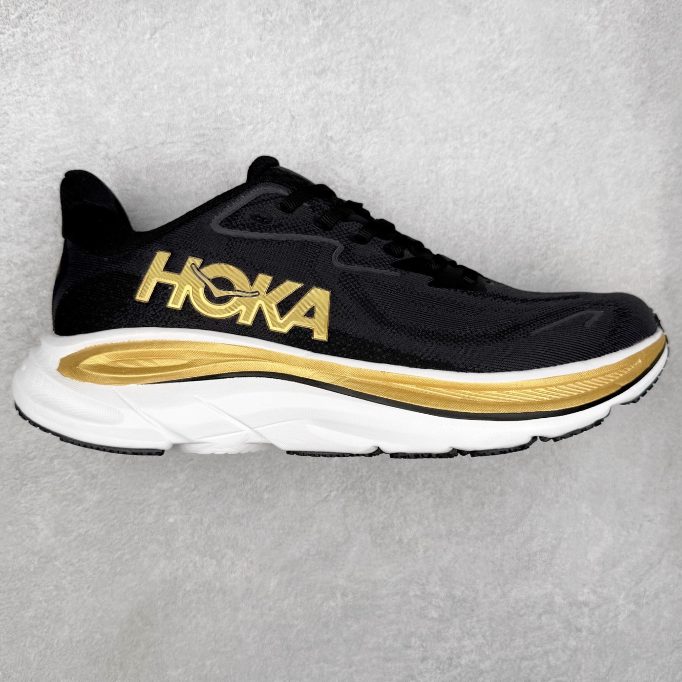 HOKA ONE ONE Clifton 克里夫顿10代专业性能减震公路跑步鞋 轻盈透气的针织网面和纱线的使用让鞋面更挺拔 增强鞋面的强度和支撑性能 搭配柔软的鞋舌 让双脚在舒适包裹中跑的更加畅快 全新泡棉中底 柔软的同时增强回弹性能 为不同跑者提供更平稳流畅的脚感 带来全面的缓冲保护 根据人体工程学设计的延长拉襟 后跟处弹软的海绵填充舒适固定 避免掉跟和摩擦 相比上一代光滑的内衬 Clifton 的内衬增强了摩擦力 避免双脚在鞋内滑动 尺码：36 36.5 37.5 38 38.5 39 40 40.5 41 42 42.5 43 44 44.5 45-选品中心