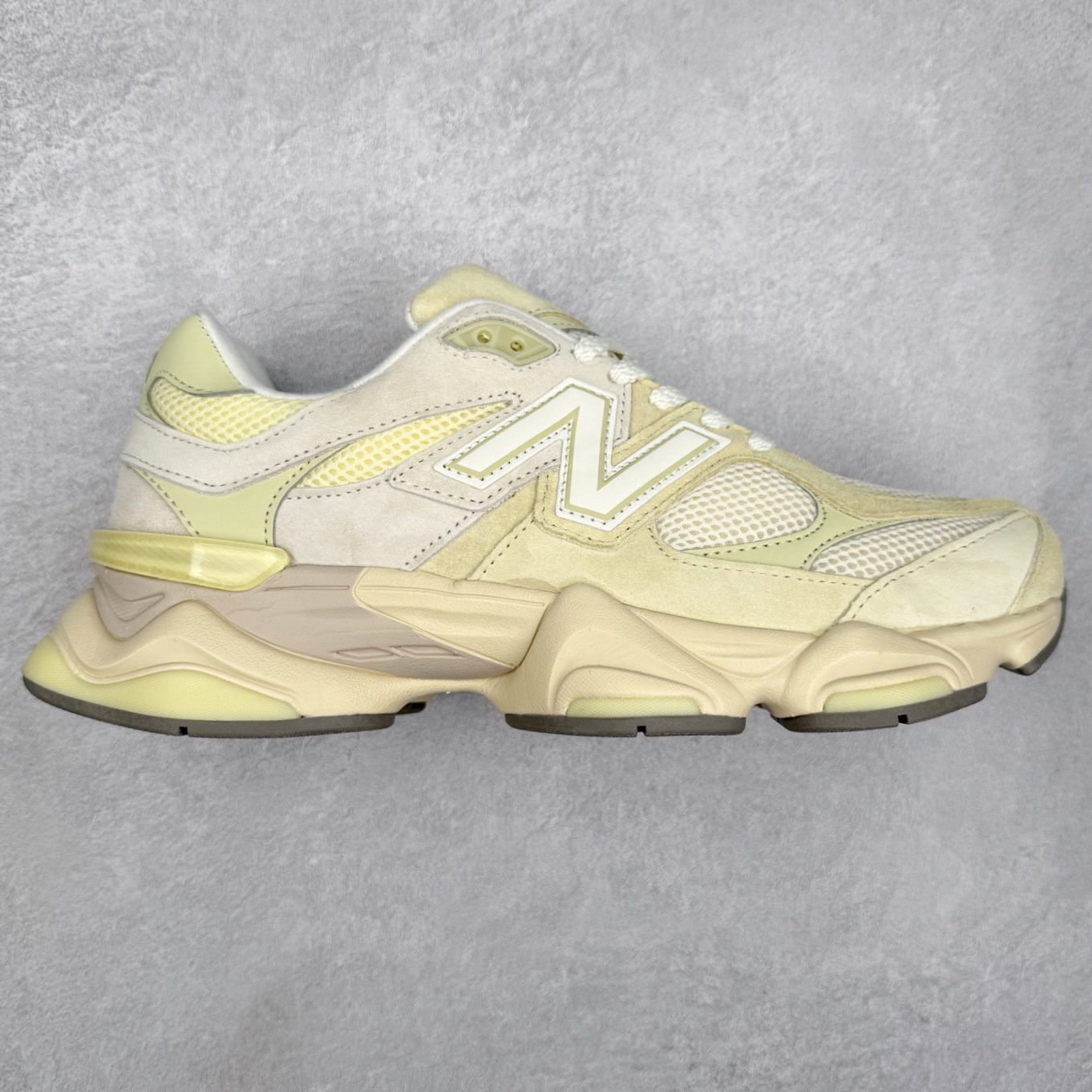 New Balance NB9060 复古运动鞋 新百伦又带来了新鞋型 并且是与芝加哥街头品牌 Joe Freshgoods 的联名款 鞋身主体采用了类似 990 系列的设计风格 与传统复古慢跑鞋区别不大 最大的变化就是鞋底部分 在传统设计的中底外层 增加了多个分区的模块 圆润的线条设计与我们熟悉的 New Balance 风格截然不同 但与同样充满弧形线条的鞋面搭配 看起来毫无违和感 尺码：36-45-选品中心