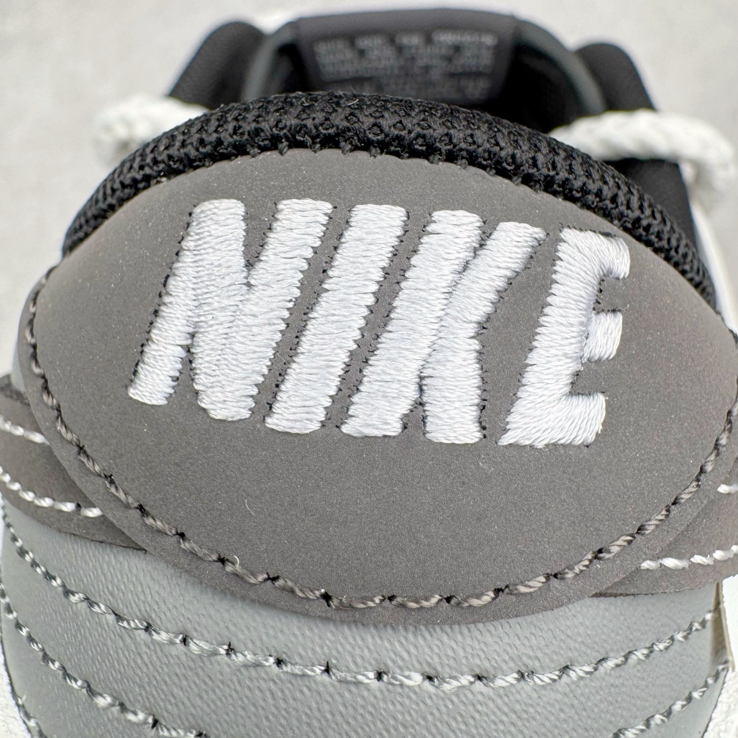 图片[16]-＃YC纯原 NK Dunk Low 终似少年 WB0510-064 此款鞋面选用质感白磨砂皮革，如初雪落峰脊，炭黑Swoosh 划出凌厉弧线，如少年锐气破空而出。鞋头与领头的灰调拼接，塑造立体层次；后跟压印斑驳做旧字体，彰显定制血统。以纯粹底色，承托世间万千纷繁后——仍敢赤诚如初，终似少年。定制系列天花板 无原鞋不开发 全系列得物原鞋一比一校对开发 配色持续更新中 终端对接 优势输出 全套原厂楦头原纸板数据档案倾力打造 原汁原味莞产 极致还原 圈内最强针车工艺 高端零售指定版 广东原厂配套原盒原标 鞋盒分三个尺码段 原厂冲刀 超高清洁度 全鞋零毛边皮料切割 采用原厂百宏鞋带以及原厂百宏织唛舌标 内标可供原厂几率过验 进口原装条纹中底布 四线拉帮白色点胶 原厂拉帮手法遵循公司 原厂电绣 极致还原 尺码：36 36.5 37.5 38 38.5 39 40 40.5 41 42 42.5 43 44 44.5 45 46-选品中心