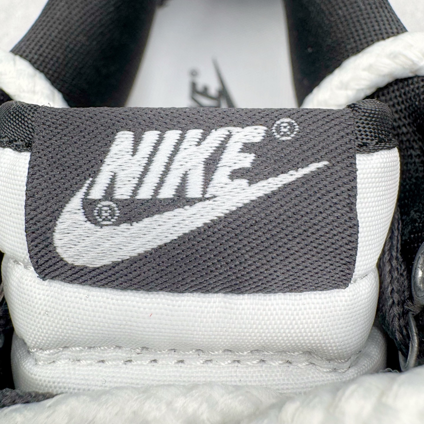 图片[14]-＃YC纯原 NK Dunk Low 终似少年 WB0510-064 此款鞋面选用质感白磨砂皮革，如初雪落峰脊，炭黑Swoosh 划出凌厉弧线，如少年锐气破空而出。鞋头与领头的灰调拼接，塑造立体层次；后跟压印斑驳做旧字体，彰显定制血统。以纯粹底色，承托世间万千纷繁后——仍敢赤诚如初，终似少年。定制系列天花板 无原鞋不开发 全系列得物原鞋一比一校对开发 配色持续更新中 终端对接 优势输出 全套原厂楦头原纸板数据档案倾力打造 原汁原味莞产 极致还原 圈内最强针车工艺 高端零售指定版 广东原厂配套原盒原标 鞋盒分三个尺码段 原厂冲刀 超高清洁度 全鞋零毛边皮料切割 采用原厂百宏鞋带以及原厂百宏织唛舌标 内标可供原厂几率过验 进口原装条纹中底布 四线拉帮白色点胶 原厂拉帮手法遵循公司 原厂电绣 极致还原 尺码：36 36.5 37.5 38 38.5 39 40 40.5 41 42 42.5 43 44 44.5 45 46-选品中心