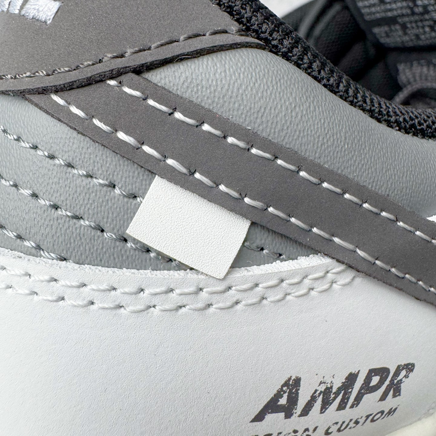 图片[17]-＃YC纯原 NK Dunk Low 终似少年 WB0510-064 此款鞋面选用质感白磨砂皮革，如初雪落峰脊，炭黑Swoosh 划出凌厉弧线，如少年锐气破空而出。鞋头与领头的灰调拼接，塑造立体层次；后跟压印斑驳做旧字体，彰显定制血统。以纯粹底色，承托世间万千纷繁后——仍敢赤诚如初，终似少年。定制系列天花板 无原鞋不开发 全系列得物原鞋一比一校对开发 配色持续更新中 终端对接 优势输出 全套原厂楦头原纸板数据档案倾力打造 原汁原味莞产 极致还原 圈内最强针车工艺 高端零售指定版 广东原厂配套原盒原标 鞋盒分三个尺码段 原厂冲刀 超高清洁度 全鞋零毛边皮料切割 采用原厂百宏鞋带以及原厂百宏织唛舌标 内标可供原厂几率过验 进口原装条纹中底布 四线拉帮白色点胶 原厂拉帮手法遵循公司 原厂电绣 极致还原 尺码：36 36.5 37.5 38 38.5 39 40 40.5 41 42 42.5 43 44 44.5 45 46-选品中心