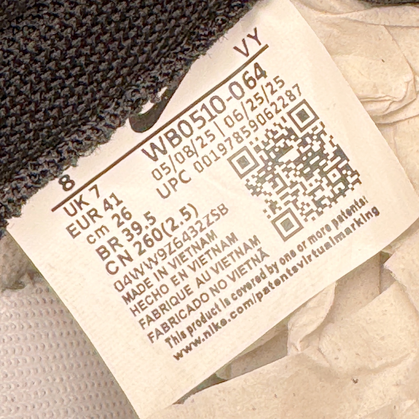 图片[12]-＃YC纯原 NK Dunk Low 终似少年 WB0510-064 此款鞋面选用质感白磨砂皮革，如初雪落峰脊，炭黑Swoosh 划出凌厉弧线，如少年锐气破空而出。鞋头与领头的灰调拼接，塑造立体层次；后跟压印斑驳做旧字体，彰显定制血统。以纯粹底色，承托世间万千纷繁后——仍敢赤诚如初，终似少年。定制系列天花板 无原鞋不开发 全系列得物原鞋一比一校对开发 配色持续更新中 终端对接 优势输出 全套原厂楦头原纸板数据档案倾力打造 原汁原味莞产 极致还原 圈内最强针车工艺 高端零售指定版 广东原厂配套原盒原标 鞋盒分三个尺码段 原厂冲刀 超高清洁度 全鞋零毛边皮料切割 采用原厂百宏鞋带以及原厂百宏织唛舌标 内标可供原厂几率过验 进口原装条纹中底布 四线拉帮白色点胶 原厂拉帮手法遵循公司 原厂电绣 极致还原 尺码：36 36.5 37.5 38 38.5 39 40 40.5 41 42 42.5 43 44 44.5 45 46-选品中心