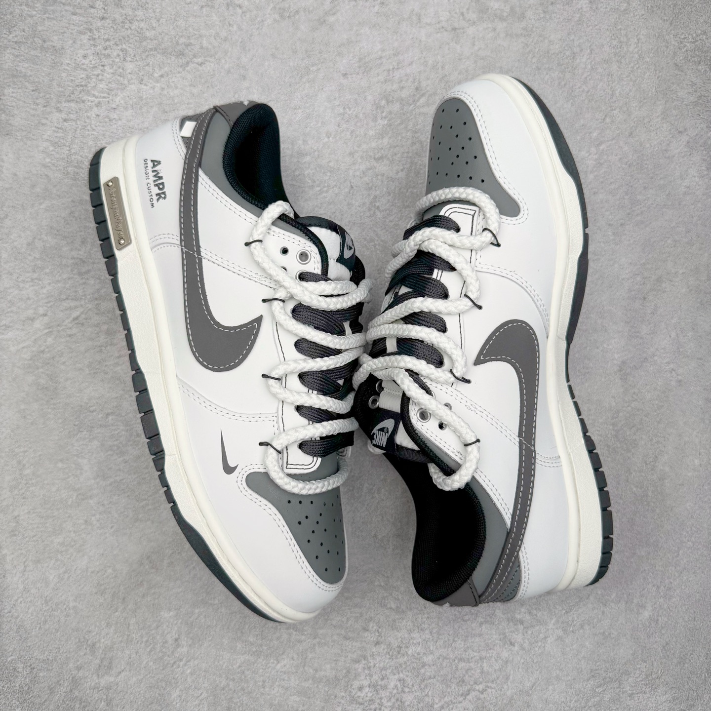 图片[3]-＃YC纯原 NK Dunk Low 终似少年 WB0510-064 此款鞋面选用质感白磨砂皮革，如初雪落峰脊，炭黑Swoosh 划出凌厉弧线，如少年锐气破空而出。鞋头与领头的灰调拼接，塑造立体层次；后跟压印斑驳做旧字体，彰显定制血统。以纯粹底色，承托世间万千纷繁后——仍敢赤诚如初，终似少年。定制系列天花板 无原鞋不开发 全系列得物原鞋一比一校对开发 配色持续更新中 终端对接 优势输出 全套原厂楦头原纸板数据档案倾力打造 原汁原味莞产 极致还原 圈内最强针车工艺 高端零售指定版 广东原厂配套原盒原标 鞋盒分三个尺码段 原厂冲刀 超高清洁度 全鞋零毛边皮料切割 采用原厂百宏鞋带以及原厂百宏织唛舌标 内标可供原厂几率过验 进口原装条纹中底布 四线拉帮白色点胶 原厂拉帮手法遵循公司 原厂电绣 极致还原 尺码：36 36.5 37.5 38 38.5 39 40 40.5 41 42 42.5 43 44 44.5 45 46-选品中心