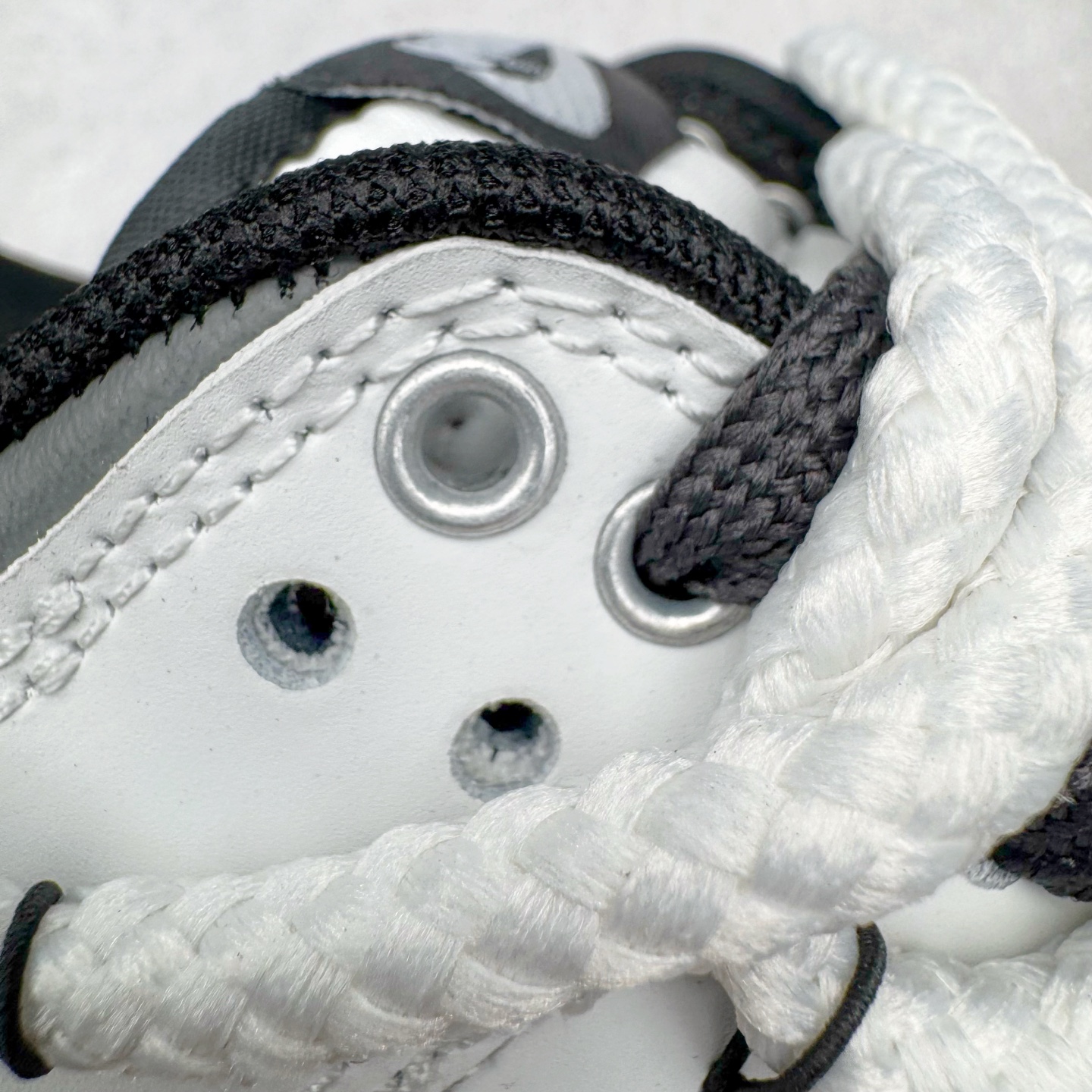 图片[13]-＃YC纯原 NK Dunk Low 终似少年 WB0510-064 此款鞋面选用质感白磨砂皮革，如初雪落峰脊，炭黑Swoosh 划出凌厉弧线，如少年锐气破空而出。鞋头与领头的灰调拼接，塑造立体层次；后跟压印斑驳做旧字体，彰显定制血统。以纯粹底色，承托世间万千纷繁后——仍敢赤诚如初，终似少年。定制系列天花板 无原鞋不开发 全系列得物原鞋一比一校对开发 配色持续更新中 终端对接 优势输出 全套原厂楦头原纸板数据档案倾力打造 原汁原味莞产 极致还原 圈内最强针车工艺 高端零售指定版 广东原厂配套原盒原标 鞋盒分三个尺码段 原厂冲刀 超高清洁度 全鞋零毛边皮料切割 采用原厂百宏鞋带以及原厂百宏织唛舌标 内标可供原厂几率过验 进口原装条纹中底布 四线拉帮白色点胶 原厂拉帮手法遵循公司 原厂电绣 极致还原 尺码：36 36.5 37.5 38 38.5 39 40 40.5 41 42 42.5 43 44 44.5 45 46-选品中心