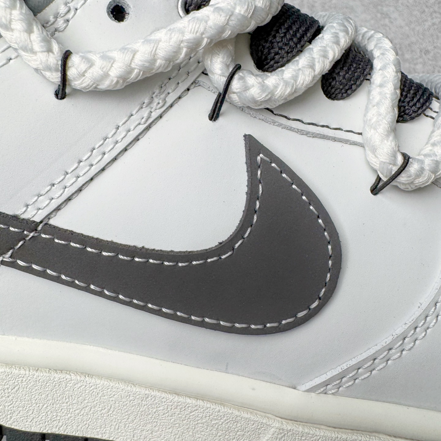 图片[19]-＃YC纯原 NK Dunk Low 终似少年 WB0510-064 此款鞋面选用质感白磨砂皮革，如初雪落峰脊，炭黑Swoosh 划出凌厉弧线，如少年锐气破空而出。鞋头与领头的灰调拼接，塑造立体层次；后跟压印斑驳做旧字体，彰显定制血统。以纯粹底色，承托世间万千纷繁后——仍敢赤诚如初，终似少年。定制系列天花板 无原鞋不开发 全系列得物原鞋一比一校对开发 配色持续更新中 终端对接 优势输出 全套原厂楦头原纸板数据档案倾力打造 原汁原味莞产 极致还原 圈内最强针车工艺 高端零售指定版 广东原厂配套原盒原标 鞋盒分三个尺码段 原厂冲刀 超高清洁度 全鞋零毛边皮料切割 采用原厂百宏鞋带以及原厂百宏织唛舌标 内标可供原厂几率过验 进口原装条纹中底布 四线拉帮白色点胶 原厂拉帮手法遵循公司 原厂电绣 极致还原 尺码：36 36.5 37.5 38 38.5 39 40 40.5 41 42 42.5 43 44 44.5 45 46-选品中心