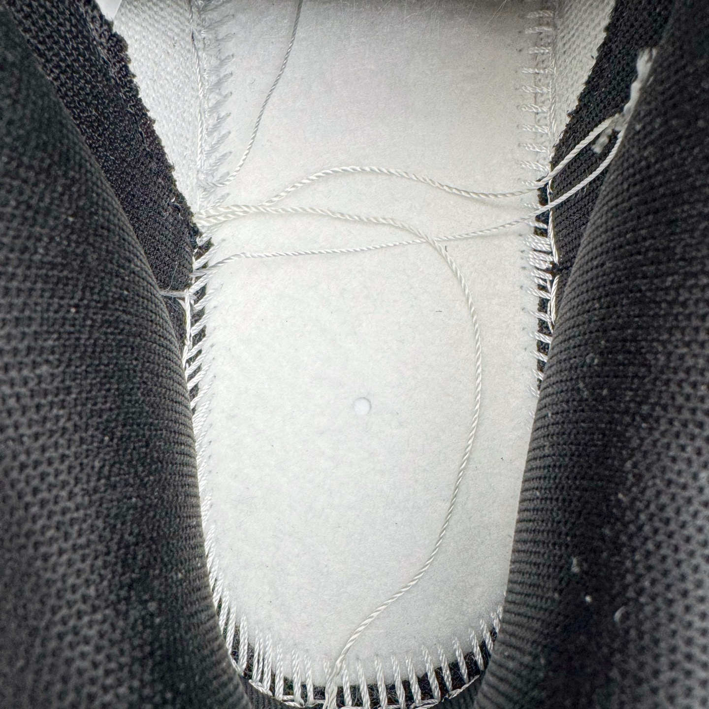 图片[10]-＃YC纯原 NK Dunk Low 终似少年 WB0510-064 此款鞋面选用质感白磨砂皮革，如初雪落峰脊，炭黑Swoosh 划出凌厉弧线，如少年锐气破空而出。鞋头与领头的灰调拼接，塑造立体层次；后跟压印斑驳做旧字体，彰显定制血统。以纯粹底色，承托世间万千纷繁后——仍敢赤诚如初，终似少年。定制系列天花板 无原鞋不开发 全系列得物原鞋一比一校对开发 配色持续更新中 终端对接 优势输出 全套原厂楦头原纸板数据档案倾力打造 原汁原味莞产 极致还原 圈内最强针车工艺 高端零售指定版 广东原厂配套原盒原标 鞋盒分三个尺码段 原厂冲刀 超高清洁度 全鞋零毛边皮料切割 采用原厂百宏鞋带以及原厂百宏织唛舌标 内标可供原厂几率过验 进口原装条纹中底布 四线拉帮白色点胶 原厂拉帮手法遵循公司 原厂电绣 极致还原 尺码：36 36.5 37.5 38 38.5 39 40 40.5 41 42 42.5 43 44 44.5 45 46-选品中心