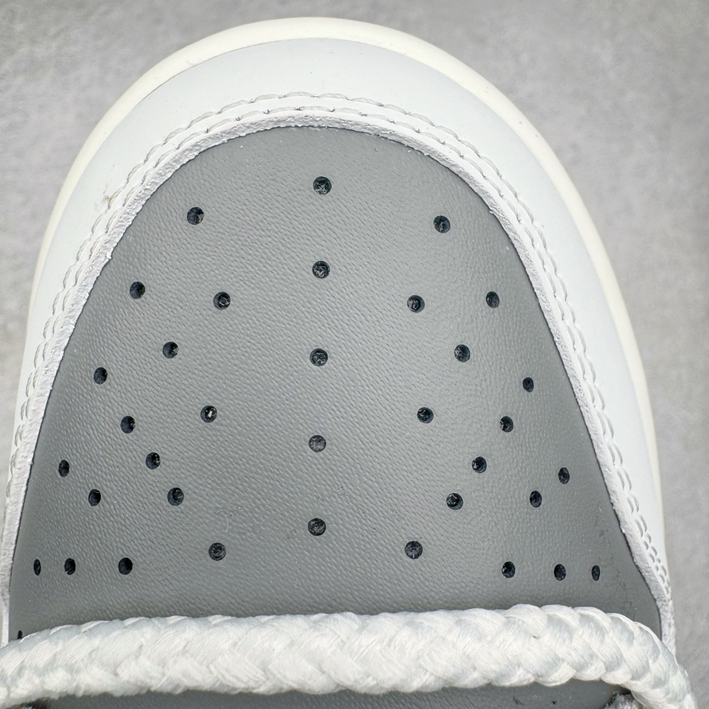 图片[15]-＃YC纯原 NK Dunk Low 终似少年 WB0510-064 此款鞋面选用质感白磨砂皮革，如初雪落峰脊，炭黑Swoosh 划出凌厉弧线，如少年锐气破空而出。鞋头与领头的灰调拼接，塑造立体层次；后跟压印斑驳做旧字体，彰显定制血统。以纯粹底色，承托世间万千纷繁后——仍敢赤诚如初，终似少年。定制系列天花板 无原鞋不开发 全系列得物原鞋一比一校对开发 配色持续更新中 终端对接 优势输出 全套原厂楦头原纸板数据档案倾力打造 原汁原味莞产 极致还原 圈内最强针车工艺 高端零售指定版 广东原厂配套原盒原标 鞋盒分三个尺码段 原厂冲刀 超高清洁度 全鞋零毛边皮料切割 采用原厂百宏鞋带以及原厂百宏织唛舌标 内标可供原厂几率过验 进口原装条纹中底布 四线拉帮白色点胶 原厂拉帮手法遵循公司 原厂电绣 极致还原 尺码：36 36.5 37.5 38 38.5 39 40 40.5 41 42 42.5 43 44 44.5 45 46-选品中心