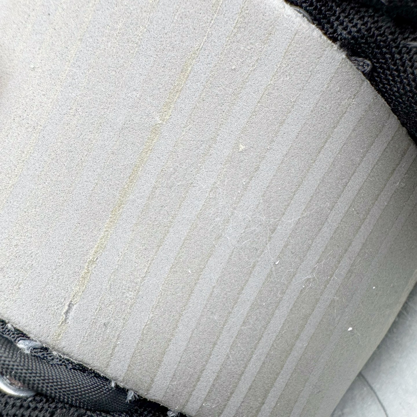 图片[11]-＃YC纯原 NK Dunk Low 终似少年 WB0510-064 此款鞋面选用质感白磨砂皮革，如初雪落峰脊，炭黑Swoosh 划出凌厉弧线，如少年锐气破空而出。鞋头与领头的灰调拼接，塑造立体层次；后跟压印斑驳做旧字体，彰显定制血统。以纯粹底色，承托世间万千纷繁后——仍敢赤诚如初，终似少年。定制系列天花板 无原鞋不开发 全系列得物原鞋一比一校对开发 配色持续更新中 终端对接 优势输出 全套原厂楦头原纸板数据档案倾力打造 原汁原味莞产 极致还原 圈内最强针车工艺 高端零售指定版 广东原厂配套原盒原标 鞋盒分三个尺码段 原厂冲刀 超高清洁度 全鞋零毛边皮料切割 采用原厂百宏鞋带以及原厂百宏织唛舌标 内标可供原厂几率过验 进口原装条纹中底布 四线拉帮白色点胶 原厂拉帮手法遵循公司 原厂电绣 极致还原 尺码：36 36.5 37.5 38 38.5 39 40 40.5 41 42 42.5 43 44 44.5 45 46-选品中心