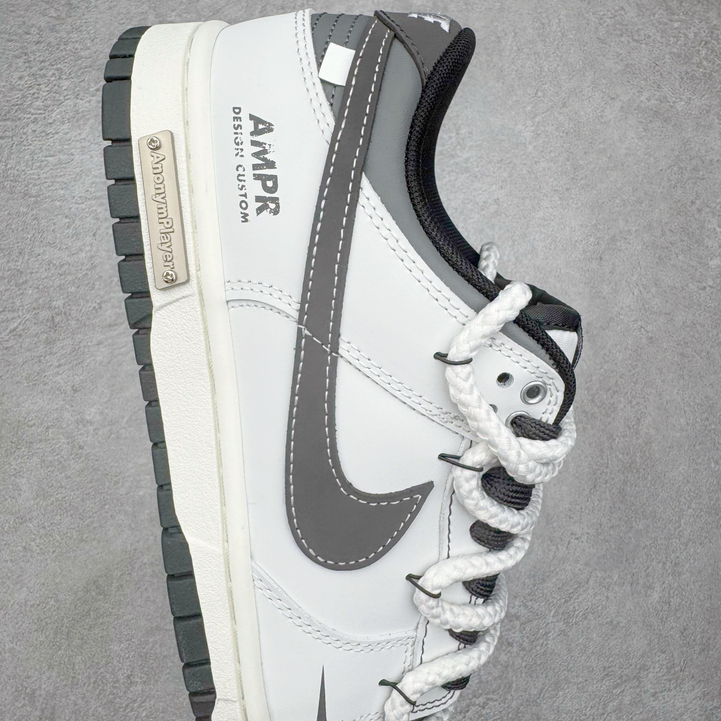 图片[6]-＃YC纯原 NK Dunk Low 终似少年 WB0510-064 此款鞋面选用质感白磨砂皮革，如初雪落峰脊，炭黑Swoosh 划出凌厉弧线，如少年锐气破空而出。鞋头与领头的灰调拼接，塑造立体层次；后跟压印斑驳做旧字体，彰显定制血统。以纯粹底色，承托世间万千纷繁后——仍敢赤诚如初，终似少年。定制系列天花板 无原鞋不开发 全系列得物原鞋一比一校对开发 配色持续更新中 终端对接 优势输出 全套原厂楦头原纸板数据档案倾力打造 原汁原味莞产 极致还原 圈内最强针车工艺 高端零售指定版 广东原厂配套原盒原标 鞋盒分三个尺码段 原厂冲刀 超高清洁度 全鞋零毛边皮料切割 采用原厂百宏鞋带以及原厂百宏织唛舌标 内标可供原厂几率过验 进口原装条纹中底布 四线拉帮白色点胶 原厂拉帮手法遵循公司 原厂电绣 极致还原 尺码：36 36.5 37.5 38 38.5 39 40 40.5 41 42 42.5 43 44 44.5 45 46-选品中心