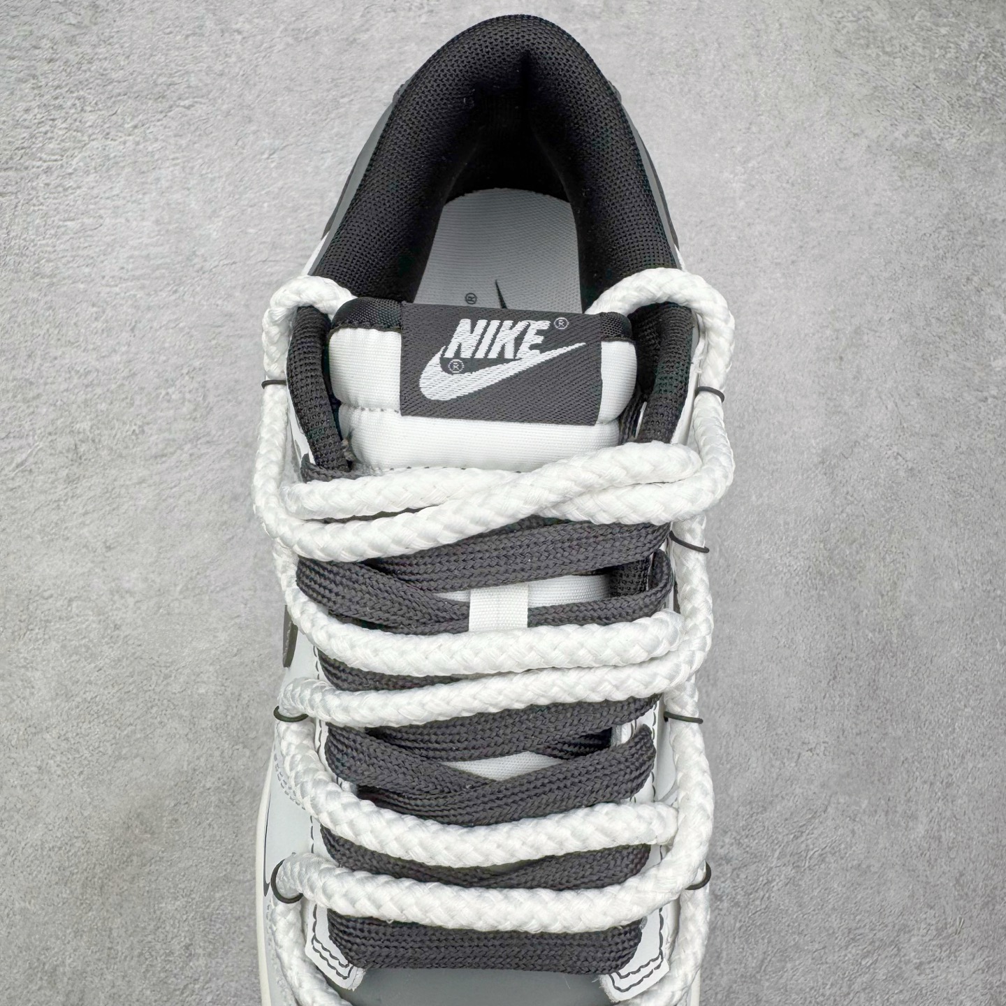 图片[5]-＃YC纯原 NK Dunk Low 终似少年 WB0510-064 此款鞋面选用质感白磨砂皮革，如初雪落峰脊，炭黑Swoosh 划出凌厉弧线，如少年锐气破空而出。鞋头与领头的灰调拼接，塑造立体层次；后跟压印斑驳做旧字体，彰显定制血统。以纯粹底色，承托世间万千纷繁后——仍敢赤诚如初，终似少年。定制系列天花板 无原鞋不开发 全系列得物原鞋一比一校对开发 配色持续更新中 终端对接 优势输出 全套原厂楦头原纸板数据档案倾力打造 原汁原味莞产 极致还原 圈内最强针车工艺 高端零售指定版 广东原厂配套原盒原标 鞋盒分三个尺码段 原厂冲刀 超高清洁度 全鞋零毛边皮料切割 采用原厂百宏鞋带以及原厂百宏织唛舌标 内标可供原厂几率过验 进口原装条纹中底布 四线拉帮白色点胶 原厂拉帮手法遵循公司 原厂电绣 极致还原 尺码：36 36.5 37.5 38 38.5 39 40 40.5 41 42 42.5 43 44 44.5 45 46-选品中心