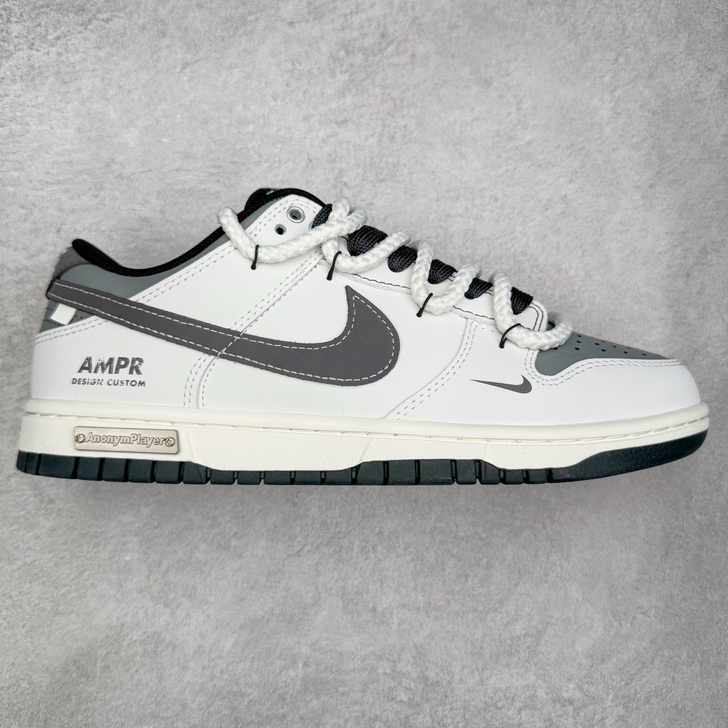 ＃YC纯原 NK Dunk Low 终似少年 WB0510-064 此款鞋面选用质感白磨砂皮革，如初雪落峰脊，炭黑Swoosh 划出凌厉弧线，如少年锐气破空而出。鞋头与领头的灰调拼接，塑造立体层次；后跟压印斑驳做旧字体，彰显定制血统。以纯粹底色，承托世间万千纷繁后——仍敢赤诚如初，终似少年。定制系列天花板 无原鞋不开发 全系列得物原鞋一比一校对开发 配色持续更新中 终端对接 优势输出 全套原厂楦头原纸板数据档案倾力打造 原汁原味莞产 极致还原 圈内最强针车工艺 高端零售指定版 广东原厂配套原盒原标 鞋盒分三个尺码段 原厂冲刀 超高清洁度 全鞋零毛边皮料切割 采用原厂百宏鞋带以及原厂百宏织唛舌标 内标可供原厂几率过验 进口原装条纹中底布 四线拉帮白色点胶 原厂拉帮手法遵循公司 原厂电绣 极致还原 尺码：36 36.5 37.5 38 38.5 39 40 40.5 41 42 42.5 43 44 44.5 45 46-选品中心