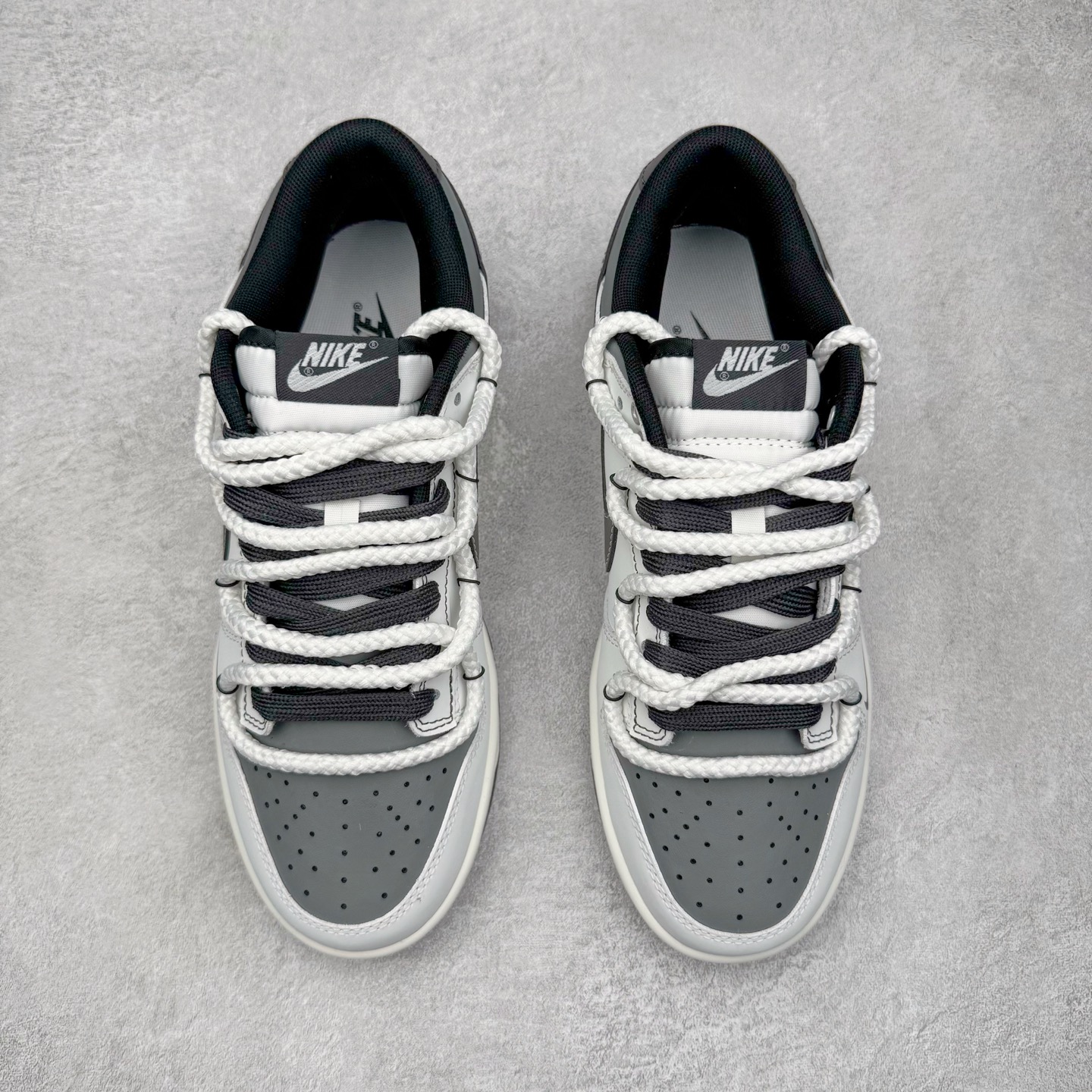 图片[2]-＃YC纯原 NK Dunk Low 终似少年 WB0510-064 此款鞋面选用质感白磨砂皮革，如初雪落峰脊，炭黑Swoosh 划出凌厉弧线，如少年锐气破空而出。鞋头与领头的灰调拼接，塑造立体层次；后跟压印斑驳做旧字体，彰显定制血统。以纯粹底色，承托世间万千纷繁后——仍敢赤诚如初，终似少年。定制系列天花板 无原鞋不开发 全系列得物原鞋一比一校对开发 配色持续更新中 终端对接 优势输出 全套原厂楦头原纸板数据档案倾力打造 原汁原味莞产 极致还原 圈内最强针车工艺 高端零售指定版 广东原厂配套原盒原标 鞋盒分三个尺码段 原厂冲刀 超高清洁度 全鞋零毛边皮料切割 采用原厂百宏鞋带以及原厂百宏织唛舌标 内标可供原厂几率过验 进口原装条纹中底布 四线拉帮白色点胶 原厂拉帮手法遵循公司 原厂电绣 极致还原 尺码：36 36.5 37.5 38 38.5 39 40 40.5 41 42 42.5 43 44 44.5 45 46-选品中心