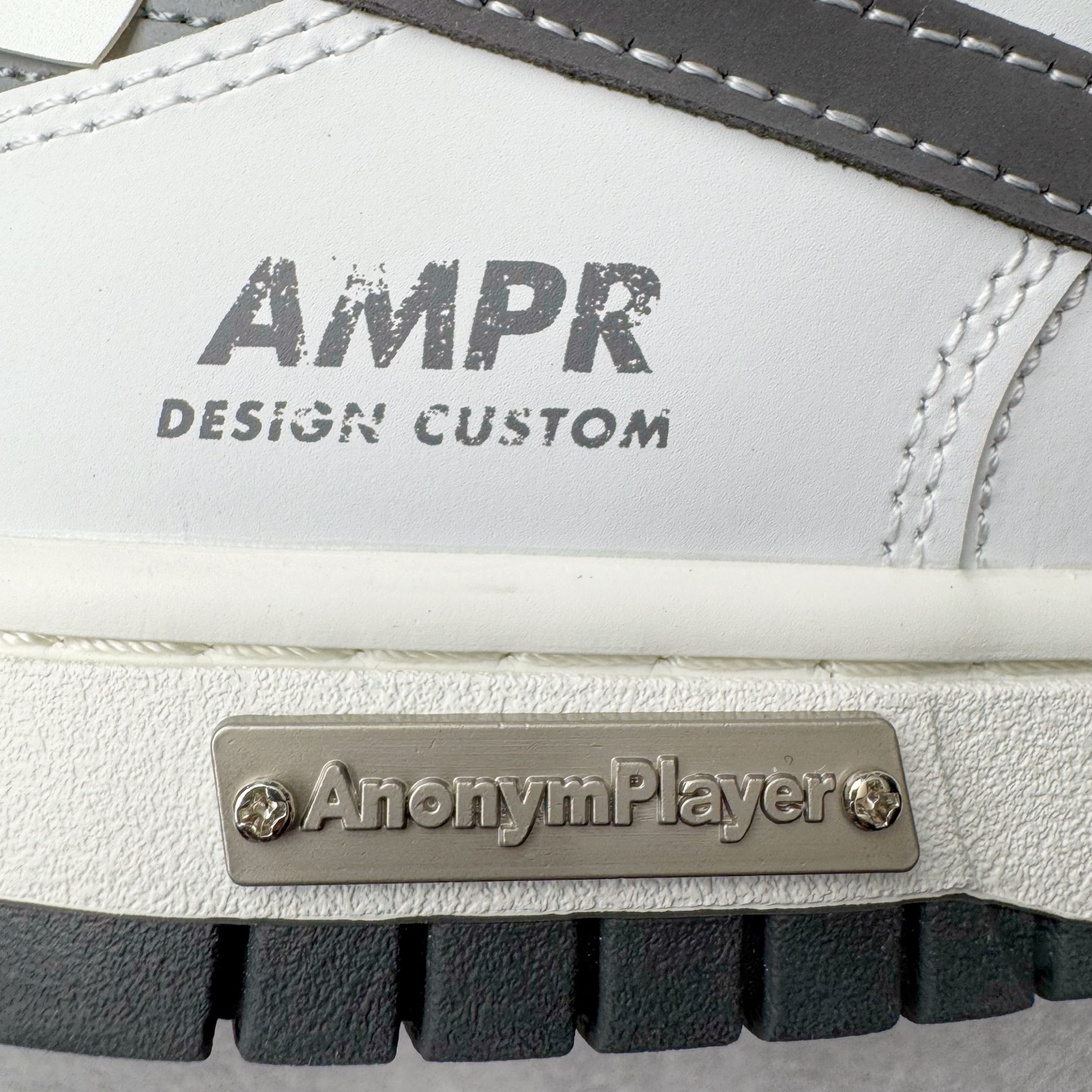 图片[18]-＃YC纯原 NK Dunk Low 终似少年 WB0510-064 此款鞋面选用质感白磨砂皮革，如初雪落峰脊，炭黑Swoosh 划出凌厉弧线，如少年锐气破空而出。鞋头与领头的灰调拼接，塑造立体层次；后跟压印斑驳做旧字体，彰显定制血统。以纯粹底色，承托世间万千纷繁后——仍敢赤诚如初，终似少年。定制系列天花板 无原鞋不开发 全系列得物原鞋一比一校对开发 配色持续更新中 终端对接 优势输出 全套原厂楦头原纸板数据档案倾力打造 原汁原味莞产 极致还原 圈内最强针车工艺 高端零售指定版 广东原厂配套原盒原标 鞋盒分三个尺码段 原厂冲刀 超高清洁度 全鞋零毛边皮料切割 采用原厂百宏鞋带以及原厂百宏织唛舌标 内标可供原厂几率过验 进口原装条纹中底布 四线拉帮白色点胶 原厂拉帮手法遵循公司 原厂电绣 极致还原 尺码：36 36.5 37.5 38 38.5 39 40 40.5 41 42 42.5 43 44 44.5 45 46-选品中心