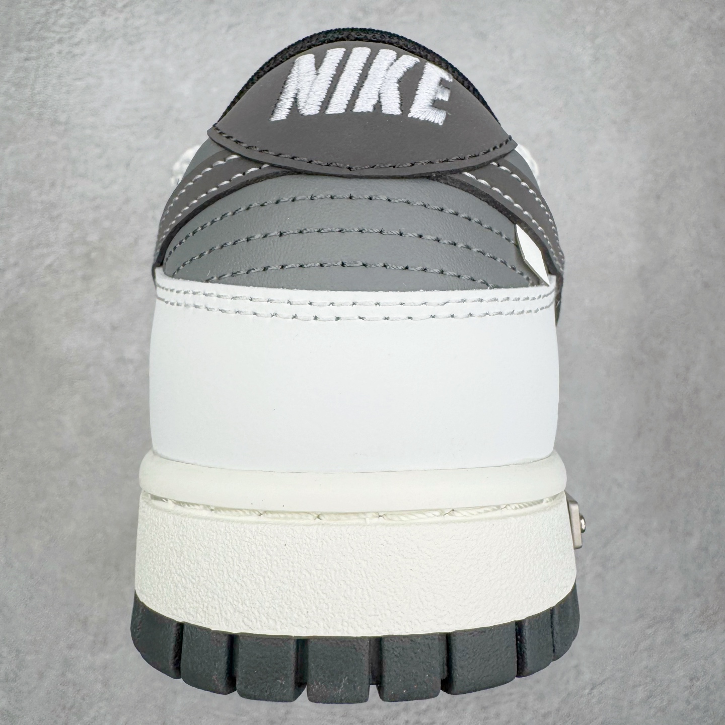 图片[8]-＃YC纯原 NK Dunk Low 终似少年 WB0510-064 此款鞋面选用质感白磨砂皮革，如初雪落峰脊，炭黑Swoosh 划出凌厉弧线，如少年锐气破空而出。鞋头与领头的灰调拼接，塑造立体层次；后跟压印斑驳做旧字体，彰显定制血统。以纯粹底色，承托世间万千纷繁后——仍敢赤诚如初，终似少年。定制系列天花板 无原鞋不开发 全系列得物原鞋一比一校对开发 配色持续更新中 终端对接 优势输出 全套原厂楦头原纸板数据档案倾力打造 原汁原味莞产 极致还原 圈内最强针车工艺 高端零售指定版 广东原厂配套原盒原标 鞋盒分三个尺码段 原厂冲刀 超高清洁度 全鞋零毛边皮料切割 采用原厂百宏鞋带以及原厂百宏织唛舌标 内标可供原厂几率过验 进口原装条纹中底布 四线拉帮白色点胶 原厂拉帮手法遵循公司 原厂电绣 极致还原 尺码：36 36.5 37.5 38 38.5 39 40 40.5 41 42 42.5 43 44 44.5 45 46-选品中心