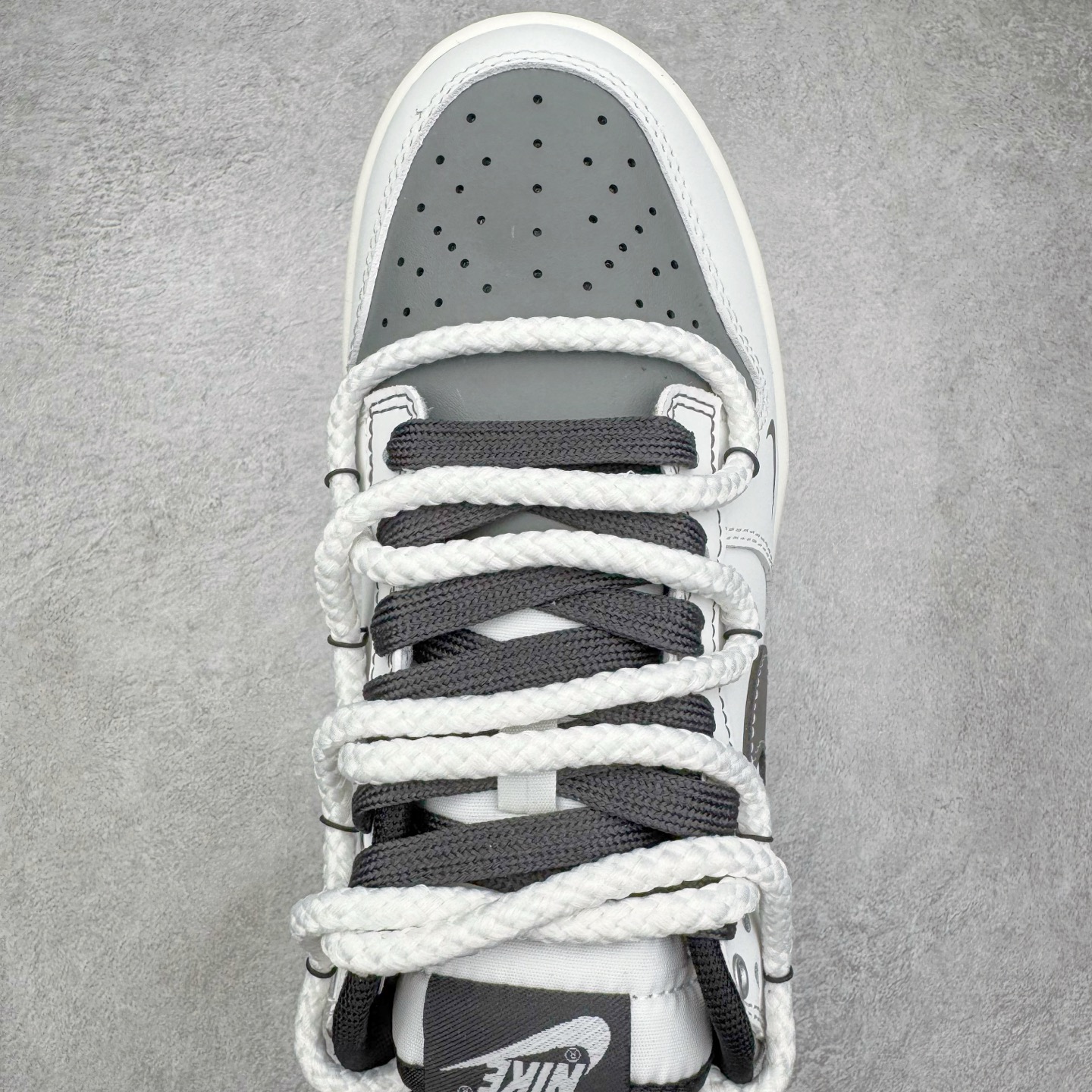 图片[4]-＃YC纯原 NK Dunk Low 终似少年 WB0510-064 此款鞋面选用质感白磨砂皮革，如初雪落峰脊，炭黑Swoosh 划出凌厉弧线，如少年锐气破空而出。鞋头与领头的灰调拼接，塑造立体层次；后跟压印斑驳做旧字体，彰显定制血统。以纯粹底色，承托世间万千纷繁后——仍敢赤诚如初，终似少年。定制系列天花板 无原鞋不开发 全系列得物原鞋一比一校对开发 配色持续更新中 终端对接 优势输出 全套原厂楦头原纸板数据档案倾力打造 原汁原味莞产 极致还原 圈内最强针车工艺 高端零售指定版 广东原厂配套原盒原标 鞋盒分三个尺码段 原厂冲刀 超高清洁度 全鞋零毛边皮料切割 采用原厂百宏鞋带以及原厂百宏织唛舌标 内标可供原厂几率过验 进口原装条纹中底布 四线拉帮白色点胶 原厂拉帮手法遵循公司 原厂电绣 极致还原 尺码：36 36.5 37.5 38 38.5 39 40 40.5 41 42 42.5 43 44 44.5 45 46-选品中心