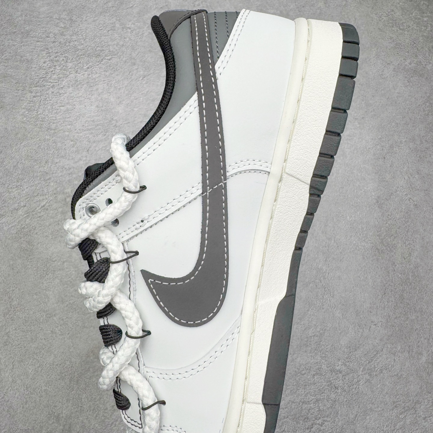 图片[7]-＃YC纯原 NK Dunk Low 终似少年 WB0510-064 此款鞋面选用质感白磨砂皮革，如初雪落峰脊，炭黑Swoosh 划出凌厉弧线，如少年锐气破空而出。鞋头与领头的灰调拼接，塑造立体层次；后跟压印斑驳做旧字体，彰显定制血统。以纯粹底色，承托世间万千纷繁后——仍敢赤诚如初，终似少年。定制系列天花板 无原鞋不开发 全系列得物原鞋一比一校对开发 配色持续更新中 终端对接 优势输出 全套原厂楦头原纸板数据档案倾力打造 原汁原味莞产 极致还原 圈内最强针车工艺 高端零售指定版 广东原厂配套原盒原标 鞋盒分三个尺码段 原厂冲刀 超高清洁度 全鞋零毛边皮料切割 采用原厂百宏鞋带以及原厂百宏织唛舌标 内标可供原厂几率过验 进口原装条纹中底布 四线拉帮白色点胶 原厂拉帮手法遵循公司 原厂电绣 极致还原 尺码：36 36.5 37.5 38 38.5 39 40 40.5 41 42 42.5 43 44 44.5 45 46-选品中心