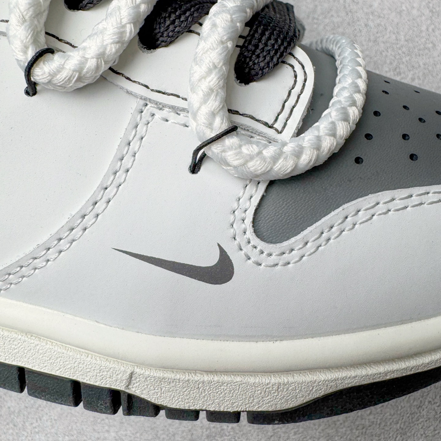 图片[20]-＃YC纯原 NK Dunk Low 终似少年 WB0510-064 此款鞋面选用质感白磨砂皮革，如初雪落峰脊，炭黑Swoosh 划出凌厉弧线，如少年锐气破空而出。鞋头与领头的灰调拼接，塑造立体层次；后跟压印斑驳做旧字体，彰显定制血统。以纯粹底色，承托世间万千纷繁后——仍敢赤诚如初，终似少年。定制系列天花板 无原鞋不开发 全系列得物原鞋一比一校对开发 配色持续更新中 终端对接 优势输出 全套原厂楦头原纸板数据档案倾力打造 原汁原味莞产 极致还原 圈内最强针车工艺 高端零售指定版 广东原厂配套原盒原标 鞋盒分三个尺码段 原厂冲刀 超高清洁度 全鞋零毛边皮料切割 采用原厂百宏鞋带以及原厂百宏织唛舌标 内标可供原厂几率过验 进口原装条纹中底布 四线拉帮白色点胶 原厂拉帮手法遵循公司 原厂电绣 极致还原 尺码：36 36.5 37.5 38 38.5 39 40 40.5 41 42 42.5 43 44 44.5 45 46-选品中心