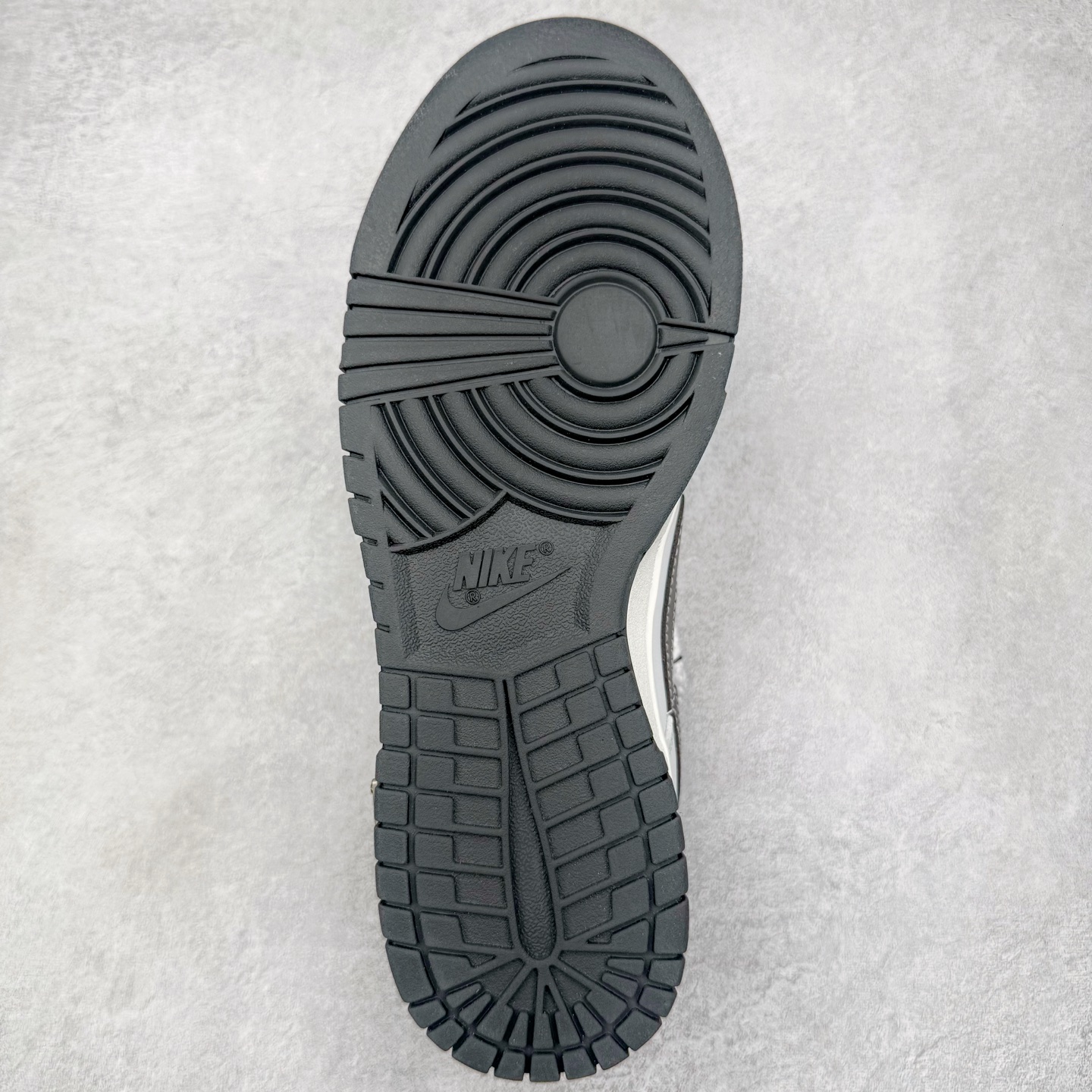 图片[9]-＃YC纯原 NK Dunk Low 终似少年 WB0510-064 此款鞋面选用质感白磨砂皮革，如初雪落峰脊，炭黑Swoosh 划出凌厉弧线，如少年锐气破空而出。鞋头与领头的灰调拼接，塑造立体层次；后跟压印斑驳做旧字体，彰显定制血统。以纯粹底色，承托世间万千纷繁后——仍敢赤诚如初，终似少年。定制系列天花板 无原鞋不开发 全系列得物原鞋一比一校对开发 配色持续更新中 终端对接 优势输出 全套原厂楦头原纸板数据档案倾力打造 原汁原味莞产 极致还原 圈内最强针车工艺 高端零售指定版 广东原厂配套原盒原标 鞋盒分三个尺码段 原厂冲刀 超高清洁度 全鞋零毛边皮料切割 采用原厂百宏鞋带以及原厂百宏织唛舌标 内标可供原厂几率过验 进口原装条纹中底布 四线拉帮白色点胶 原厂拉帮手法遵循公司 原厂电绣 极致还原 尺码：36 36.5 37.5 38 38.5 39 40 40.5 41 42 42.5 43 44 44.5 45 46-选品中心