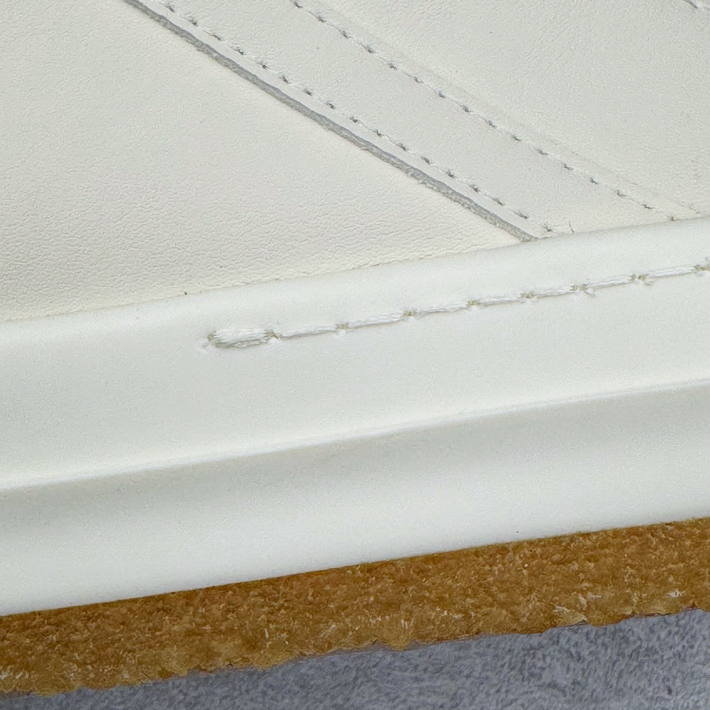 图片[15]-＃DG纯原 Rick Owens Edfu 瑞克·欧文斯高帮皮面时尚运动板鞋 黑白生胶 二级市场已经7K以上 平台客户随意卖四位数 RO广东原厂出品 纯原天花板 原版一比一复刻 冲正绝不翻车 还原度达到百分之98以上 原楦开发纸版版型 ZP拆解原版1：1复模裁片纸版 力求做到0错位 这样才能达到和zp一致的鞋型味道 采用进口cnc数控机床开发对版独家tpu奶香大底 区别于市场所有版本 zp同源全头层粒面小牛皮 达到和zp一致手感 原厂进口细纹布 万邦订购原厂高弹粉红色海绵 内里搭配软质细腻羊皮 TPU高密度大底 软硬度透光度高已经测试和原版一致 尺码：36 37 38 39 40 41 42 43 44 45 46-选品中心