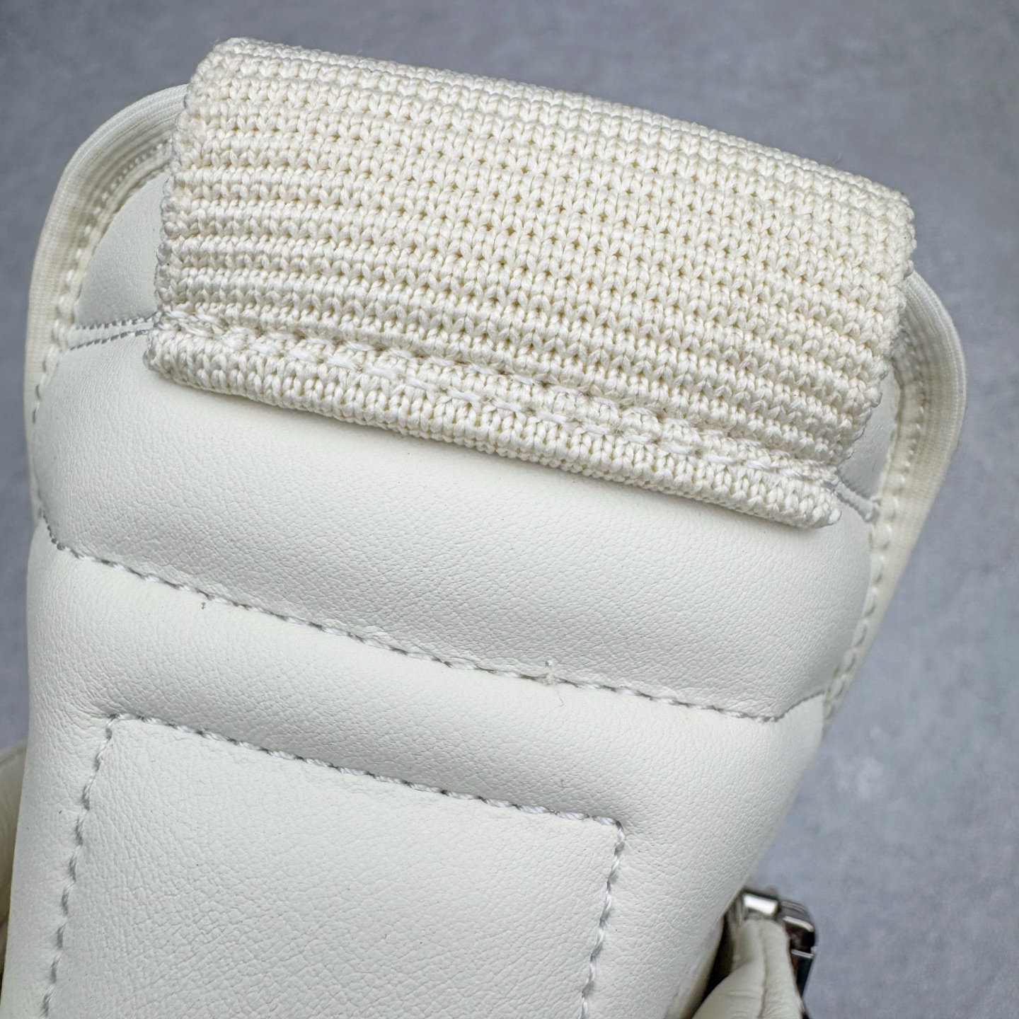 图片[20]-＃DG纯原 Rick Owens Edfu 瑞克·欧文斯高帮皮面时尚运动板鞋 黑白生胶 二级市场已经7K以上 平台客户随意卖四位数 RO广东原厂出品 纯原天花板 原版一比一复刻 冲正绝不翻车 还原度达到百分之98以上 原楦开发纸版版型 ZP拆解原版1：1复模裁片纸版 力求做到0错位 这样才能达到和zp一致的鞋型味道 采用进口cnc数控机床开发对版独家tpu奶香大底 区别于市场所有版本 zp同源全头层粒面小牛皮 达到和zp一致手感 原厂进口细纹布 万邦订购原厂高弹粉红色海绵 内里搭配软质细腻羊皮 TPU高密度大底 软硬度透光度高已经测试和原版一致 尺码：36 37 38 39 40 41 42 43 44 45 46-选品中心