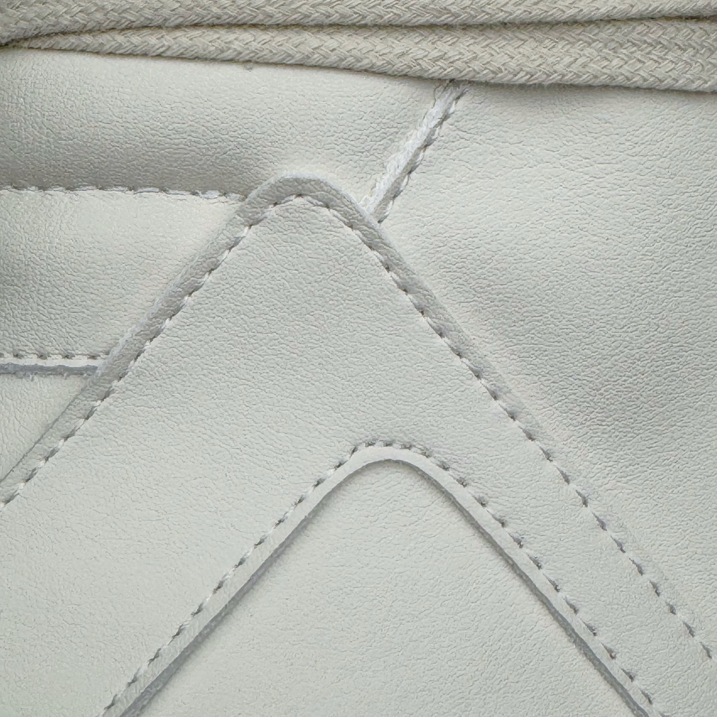 图片[14]-＃DG纯原 Rick Owens Edfu 瑞克·欧文斯高帮皮面时尚运动板鞋 黑白生胶 二级市场已经7K以上 平台客户随意卖四位数 RO广东原厂出品 纯原天花板 原版一比一复刻 冲正绝不翻车 还原度达到百分之98以上 原楦开发纸版版型 ZP拆解原版1：1复模裁片纸版 力求做到0错位 这样才能达到和zp一致的鞋型味道 采用进口cnc数控机床开发对版独家tpu奶香大底 区别于市场所有版本 zp同源全头层粒面小牛皮 达到和zp一致手感 原厂进口细纹布 万邦订购原厂高弹粉红色海绵 内里搭配软质细腻羊皮 TPU高密度大底 软硬度透光度高已经测试和原版一致 尺码：36 37 38 39 40 41 42 43 44 45 46-选品中心