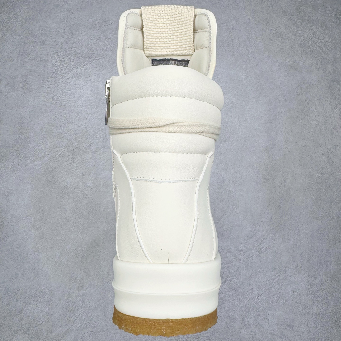 图片[8]-＃DG纯原 Rick Owens Edfu 瑞克·欧文斯高帮皮面时尚运动板鞋 黑白生胶 二级市场已经7K以上 平台客户随意卖四位数 RO广东原厂出品 纯原天花板 原版一比一复刻 冲正绝不翻车 还原度达到百分之98以上 原楦开发纸版版型 ZP拆解原版1：1复模裁片纸版 力求做到0错位 这样才能达到和zp一致的鞋型味道 采用进口cnc数控机床开发对版独家tpu奶香大底 区别于市场所有版本 zp同源全头层粒面小牛皮 达到和zp一致手感 原厂进口细纹布 万邦订购原厂高弹粉红色海绵 内里搭配软质细腻羊皮 TPU高密度大底 软硬度透光度高已经测试和原版一致 尺码：36 37 38 39 40 41 42 43 44 45 46-选品中心